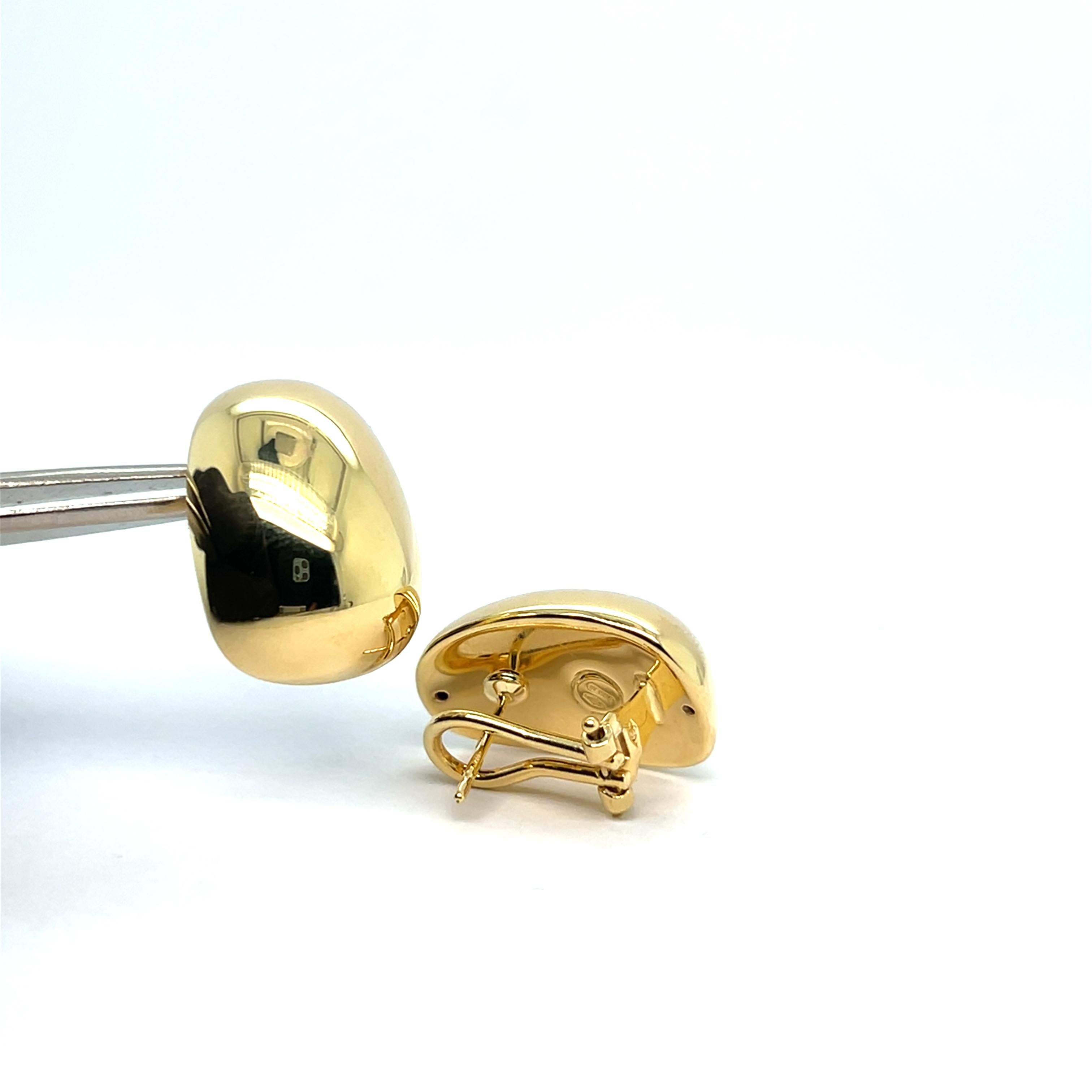 Gli orecchini Dawn Gleam in oro giallo 18k incarnano il morbido bagliore e la bellezza senza tempo della luce del mattino.
Delicatamente lavorati per riflettere ogni sfumatura dell'oro, emanano una sobria eleganza e una naturale luminosità.

Ogni