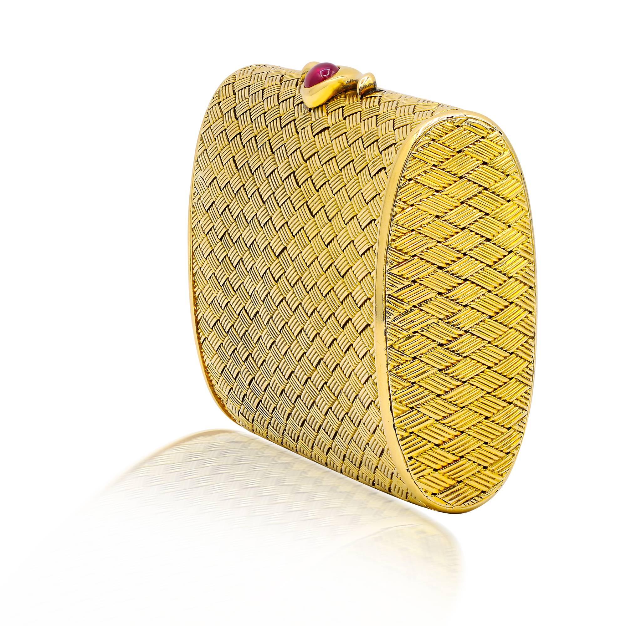 Petite pochette en or jaune 18 carats, pesant 127 grammes et présentant un rubis cabochon de forme ovale. Comme un état neuf.

 