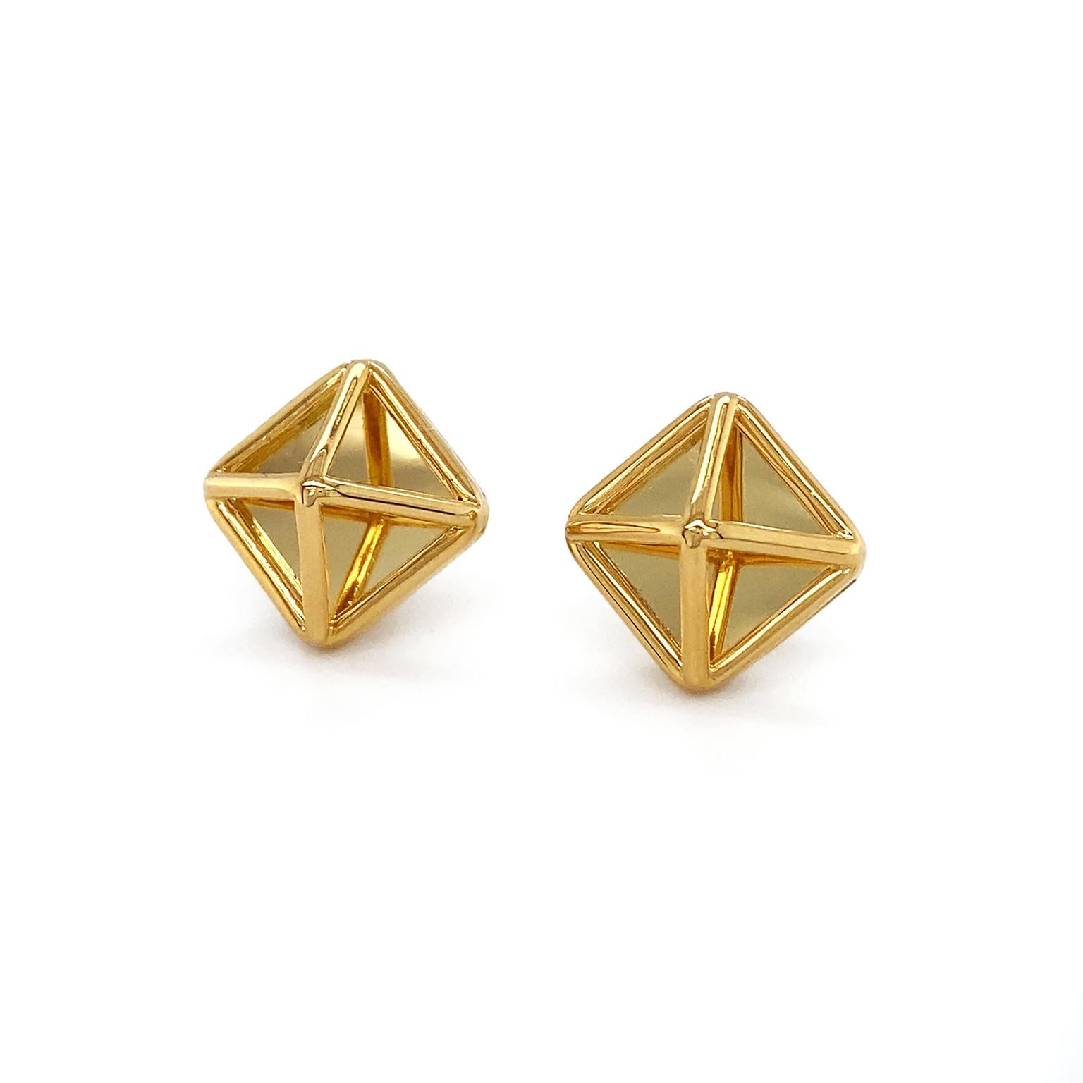 18K Yellow Gold Small Pyramid Stud Earrings In New Condition For Sale In New York, NY