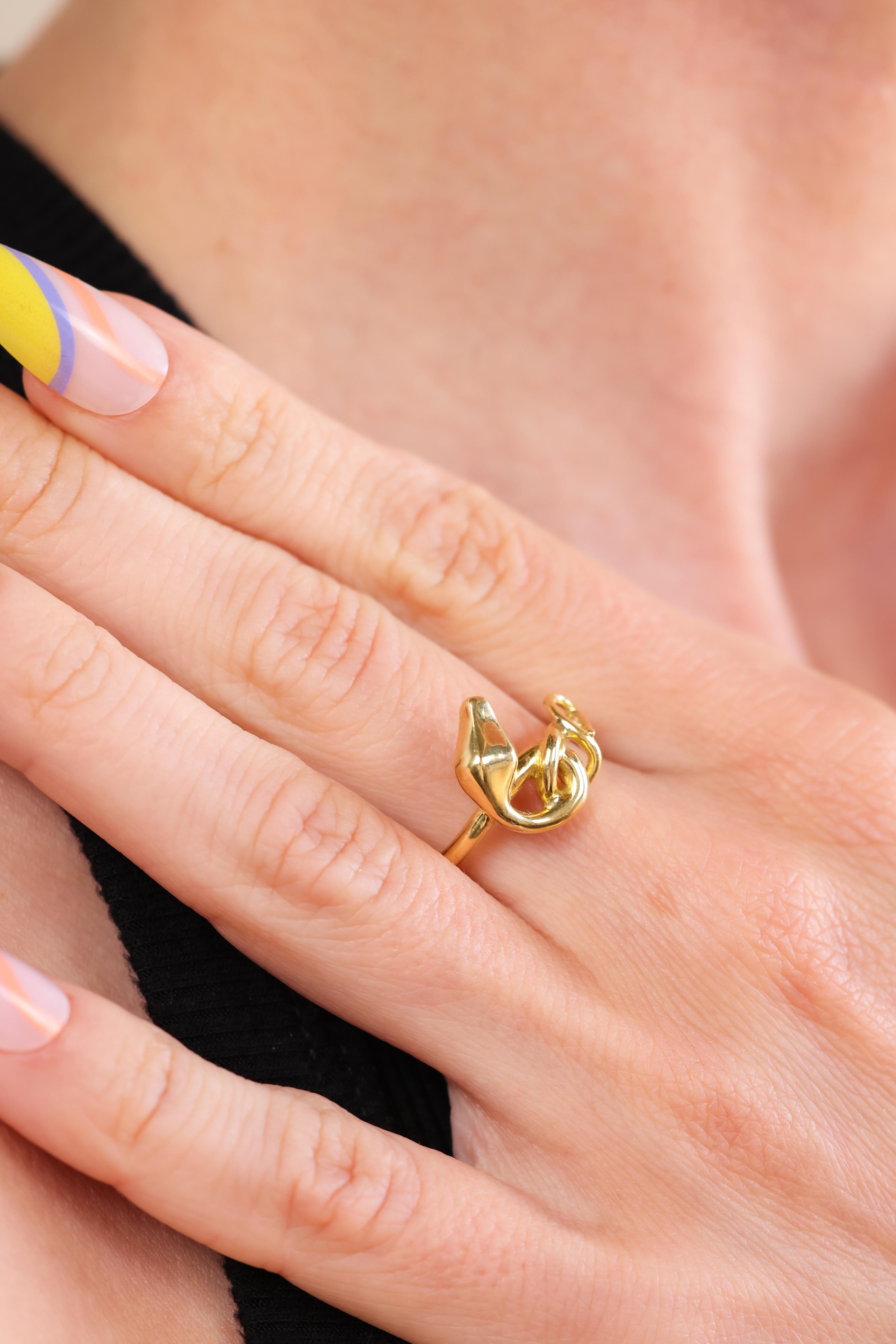 Der beliebte Schlangenring aus dem viktorianischen Zeitalter wird von Trumpet & Horn neu interpretiert. Der Ring aus 18 Karat Gelbgold ist eine moderne Variante eines alten Designs, das vor allem von Königin Victoria geprägt wurde, nachdem Prinz
