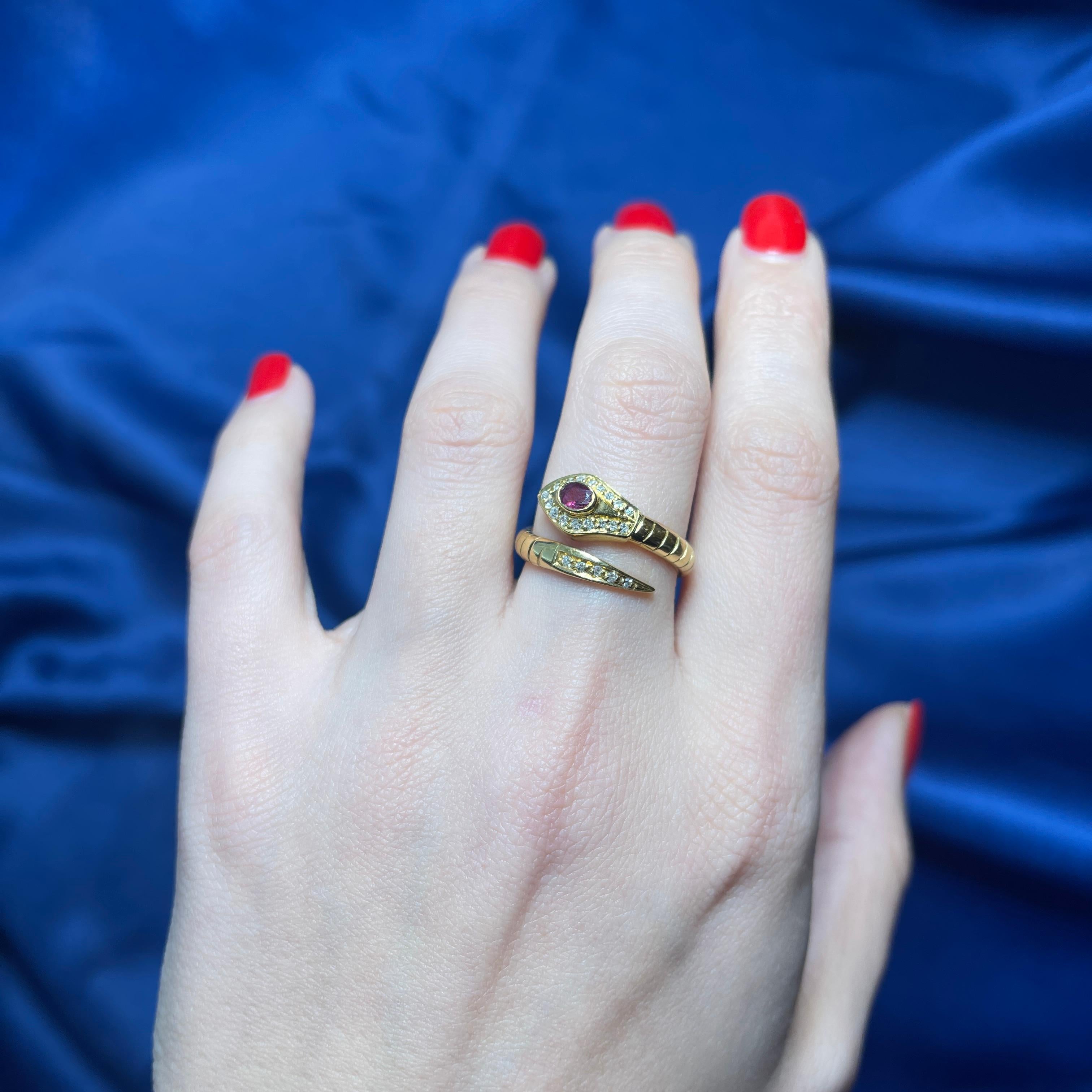 18k Yellow Gold Snake Ring with Oval Ruby and Diamonds For Sale 2