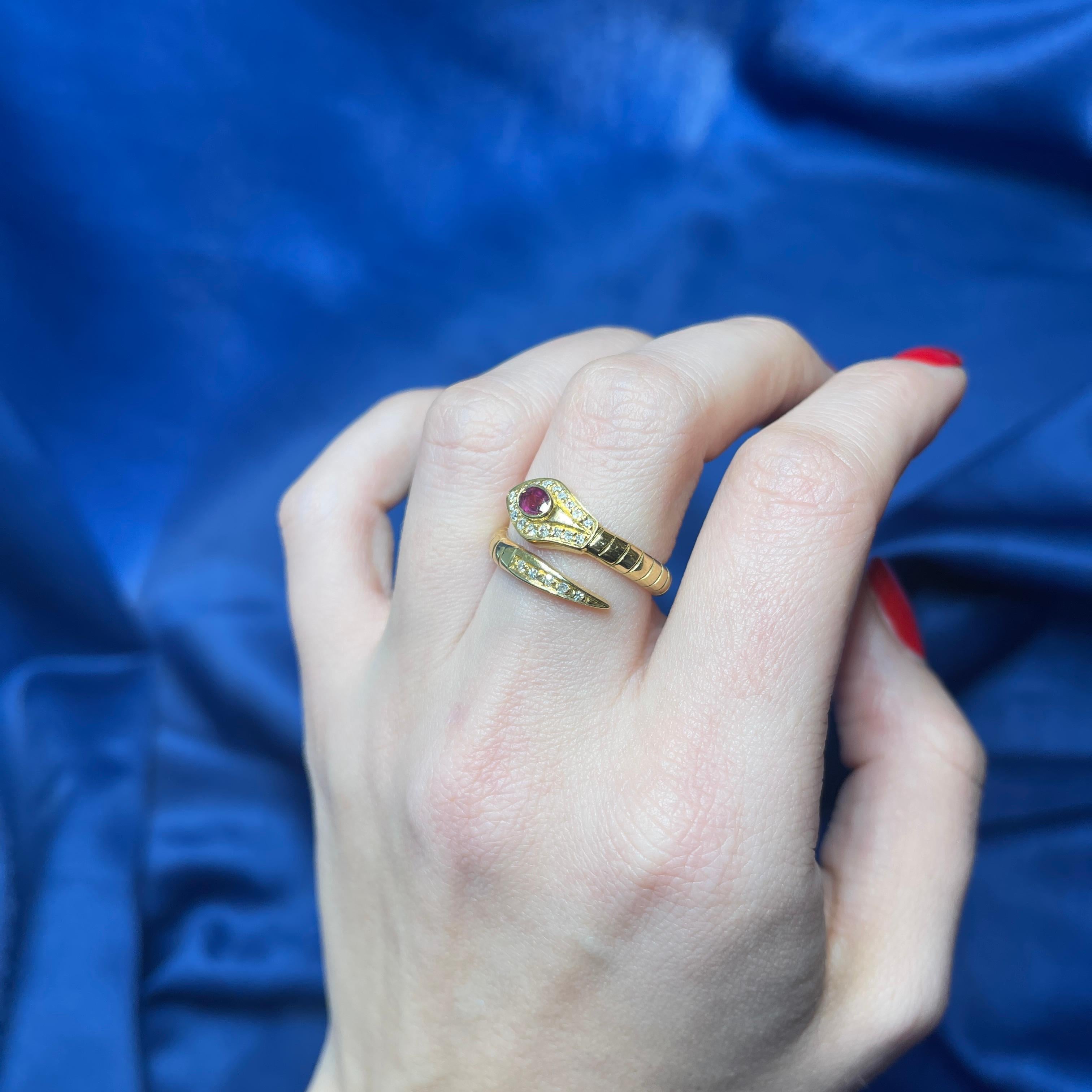 18k Yellow Gold Snake Ring with Oval Ruby and Diamonds For Sale 3
