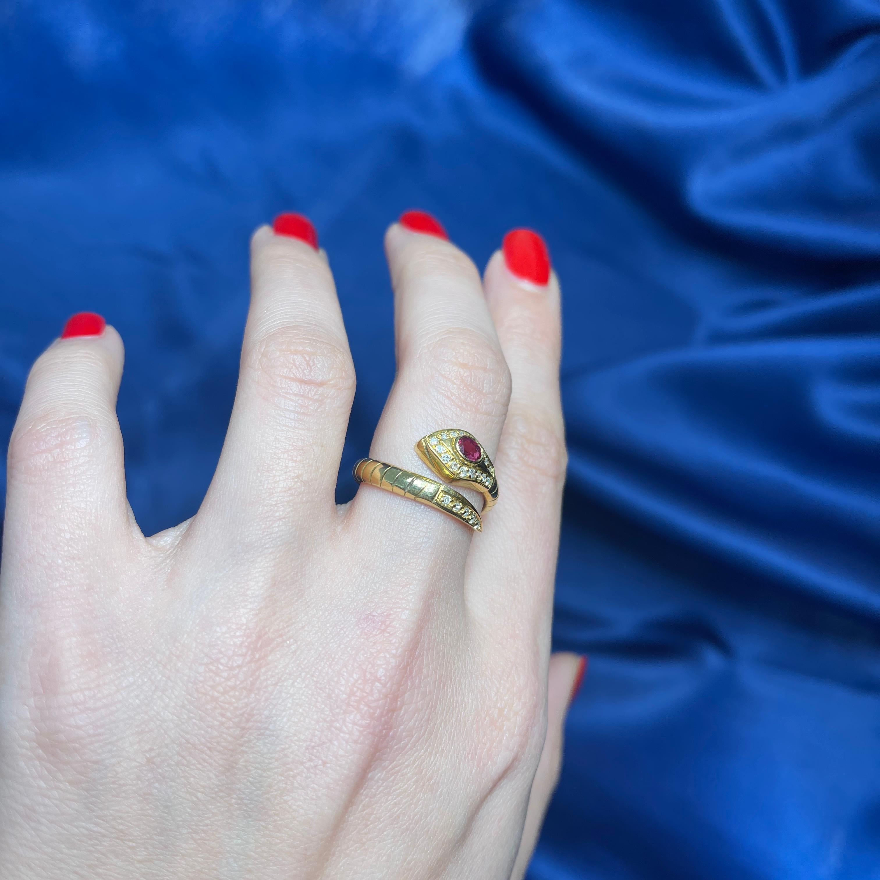 18k Yellow Gold Snake Ring with Oval Ruby and Diamonds For Sale 4