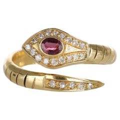 Anello a serpente in oro giallo 18k con rubino ovale e diamanti