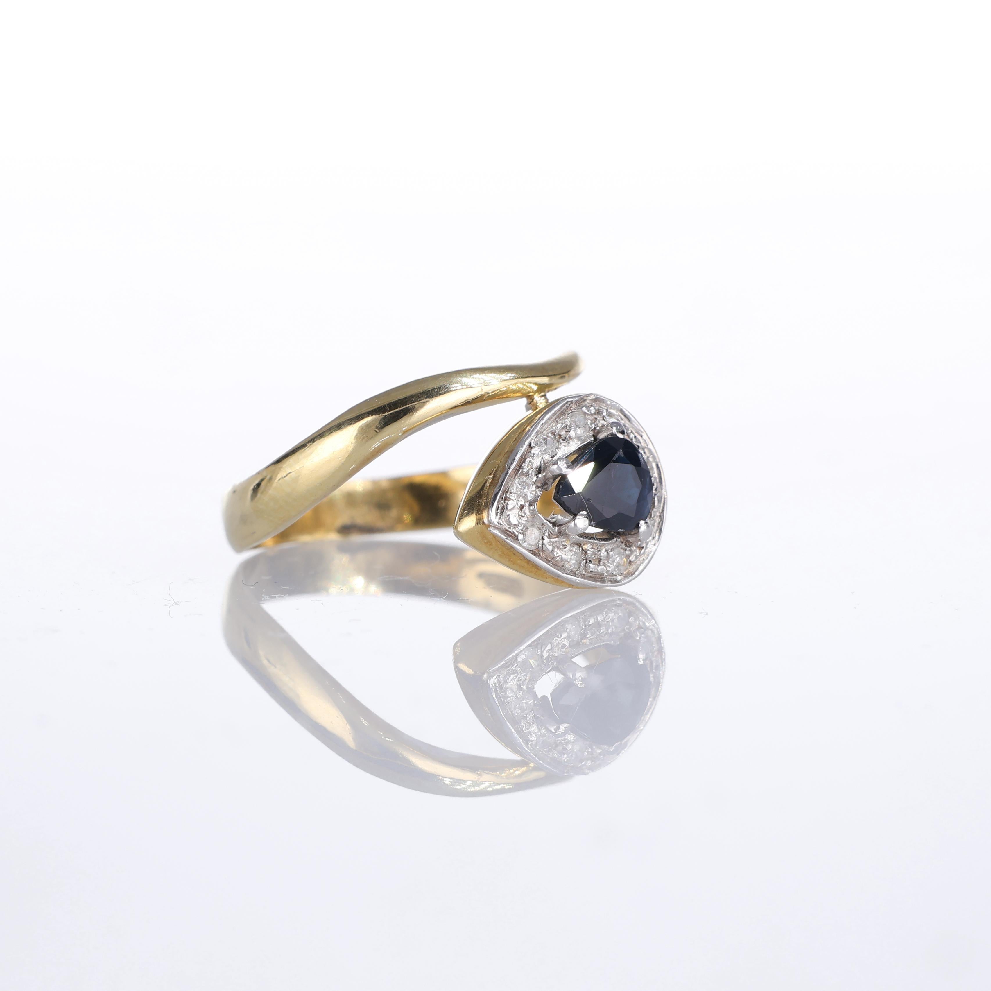 Brilliant Cut 18k Yellow Gold Snake Ring with Pear-Cut Sapphire and Diamonds For Sale