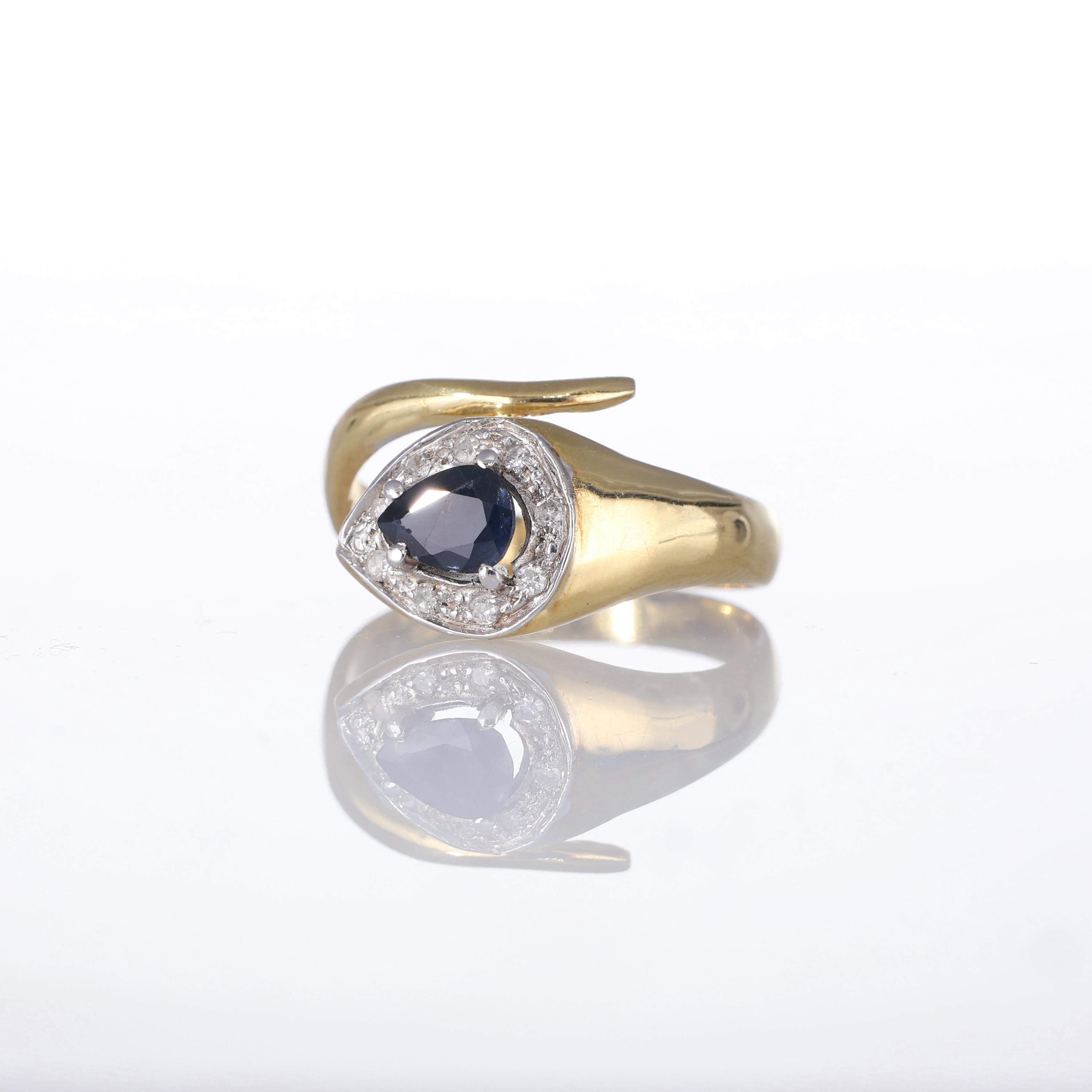 18k Yellow Gold Snake Ring with Pear-Cut Sapphire and Diamonds In New Condition For Sale In Bergamo, BG