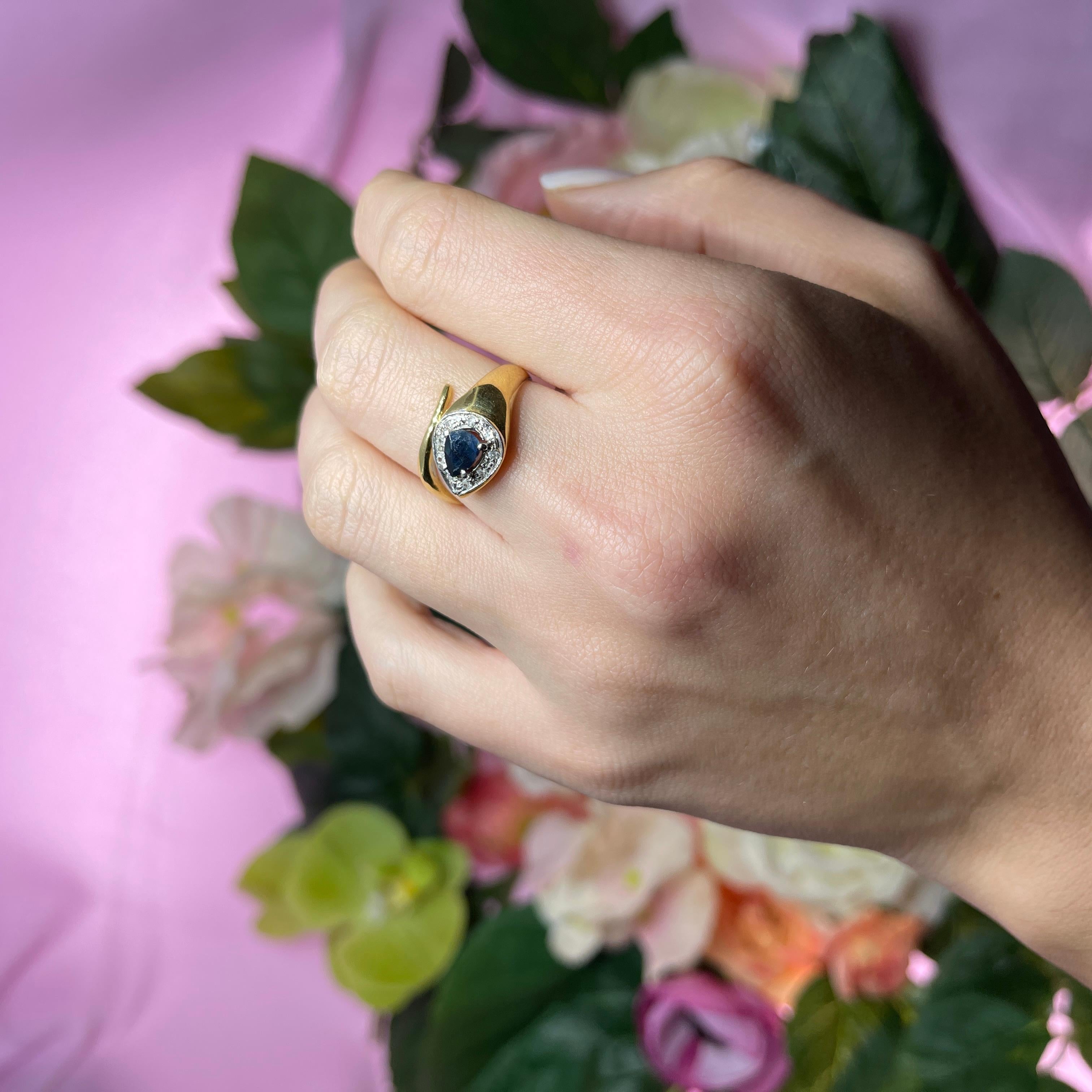 18k Yellow Gold Snake Ring with Pear-Cut Sapphire and Diamonds For Sale 2