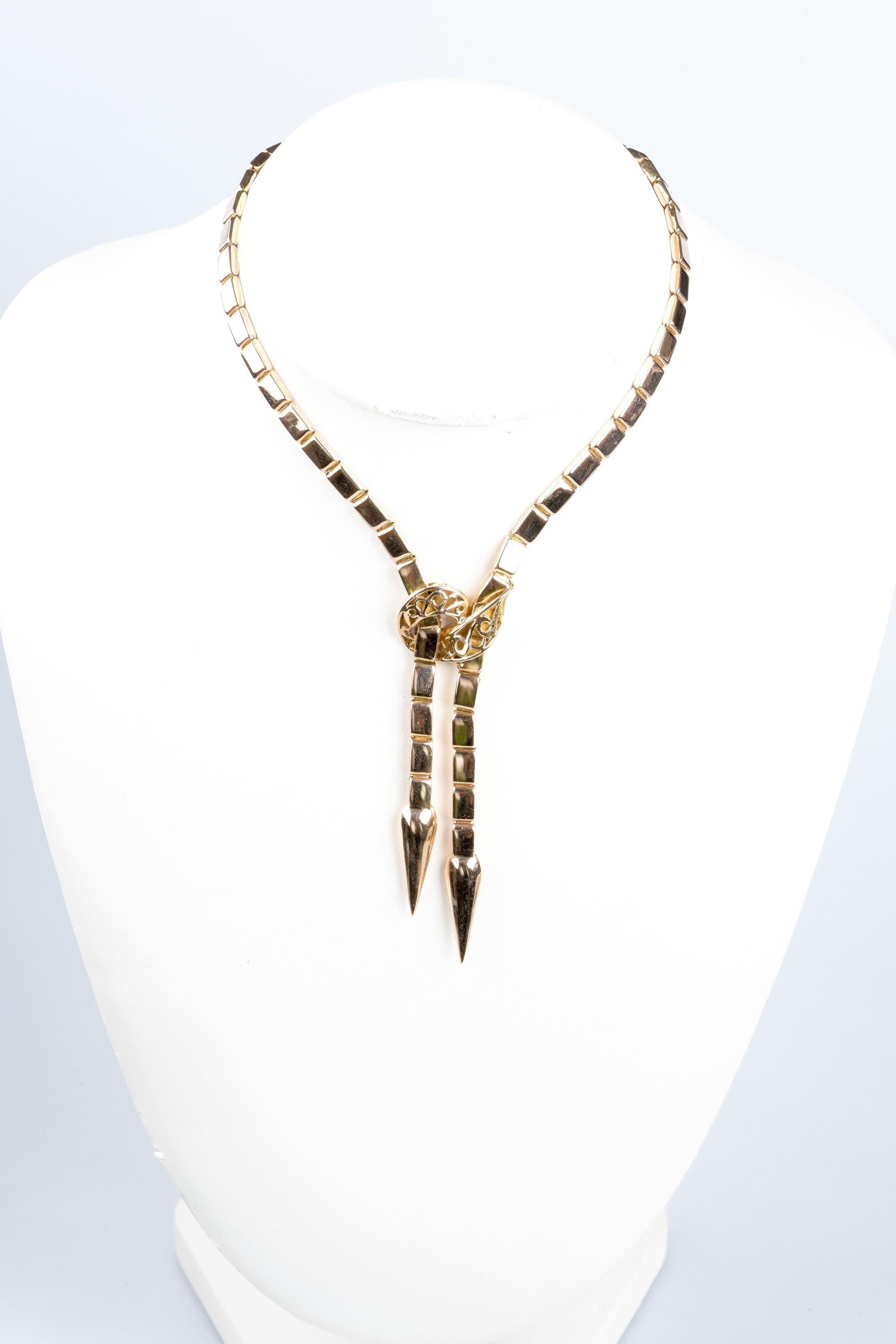Halskette im Schlangenstil aus 18 Karat Gelbgold.
Die Halskette besteht aus einer Kette aus flachem Netz.  Diese Halskette ist auf einzigartige Weise gearbeitet, und die Details und ihr untypisches Design verleihen ihr viel Originalität. Ideal für