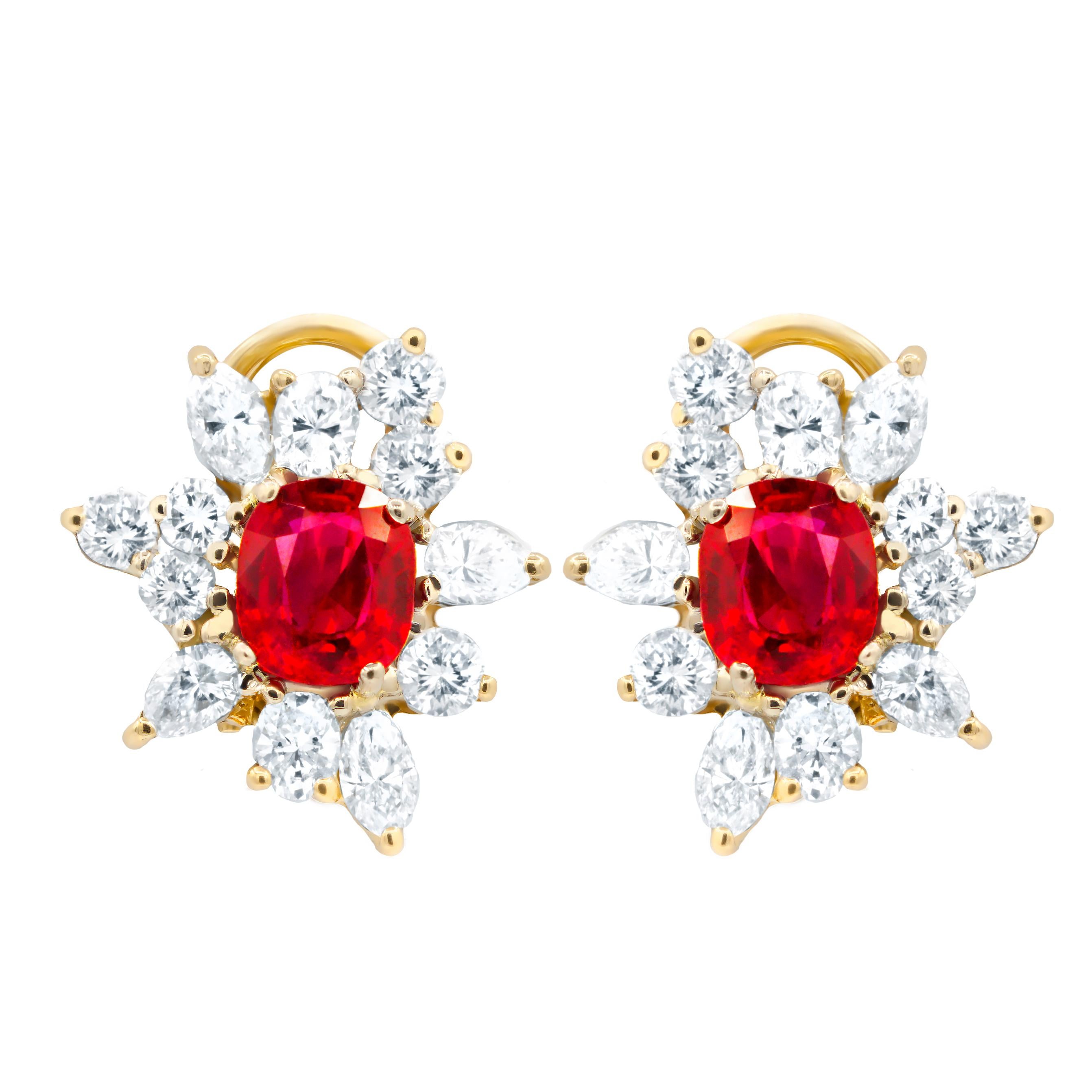 Boucles d'oreilles en or jaune 18 carats avec des rubis rouges pigens, des diamants ronds 3.00ct et un rubis à l'intérieur 2.65ct.
C.I.C.