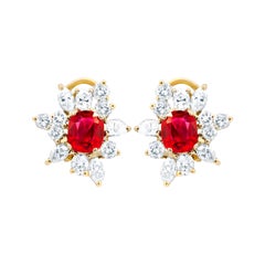 Diana M. Boucles d'oreilles pendantes en forme de flocon de neige en or jaune avec rubis de 2,65 carats
