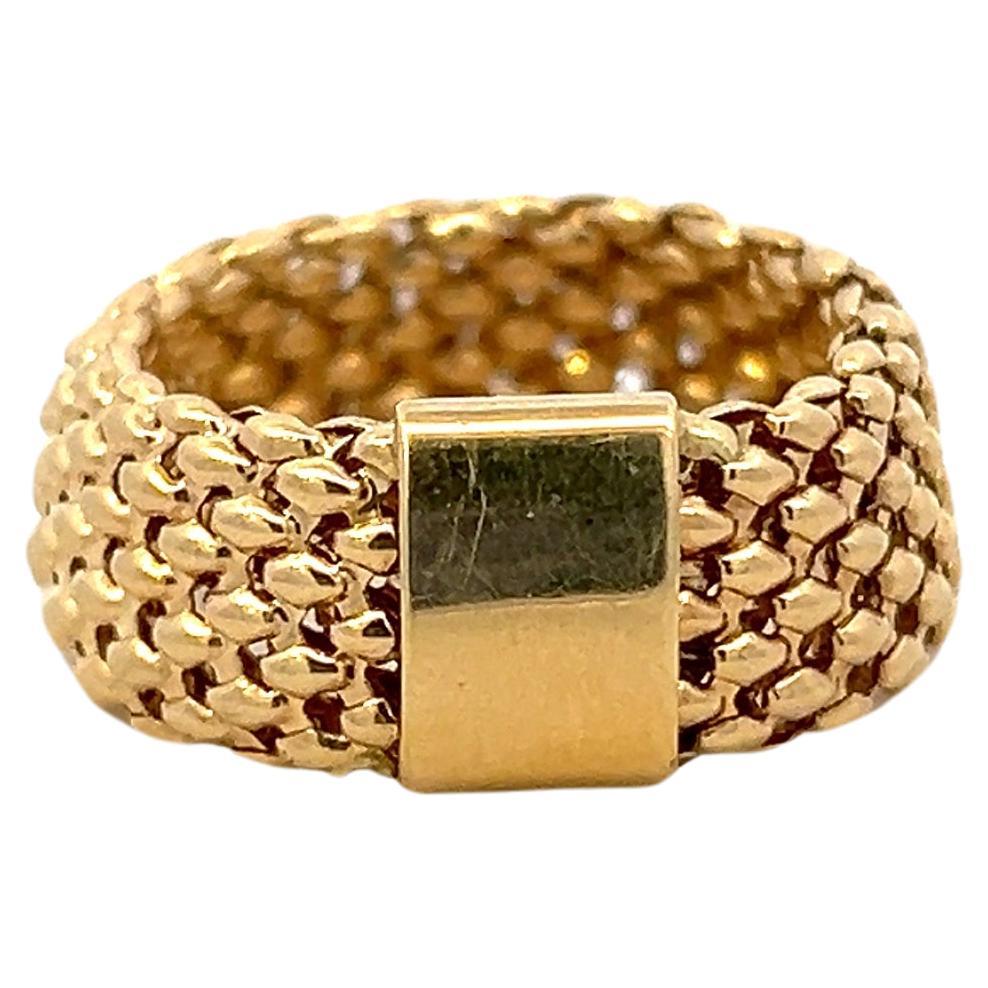 Un anillo contemporáneo de malla suave de oro amarillo de 18 quilates. Este anillo es de la talla 7, tiene un vástago de 8 mm y pesa 3,22 gramos. 
