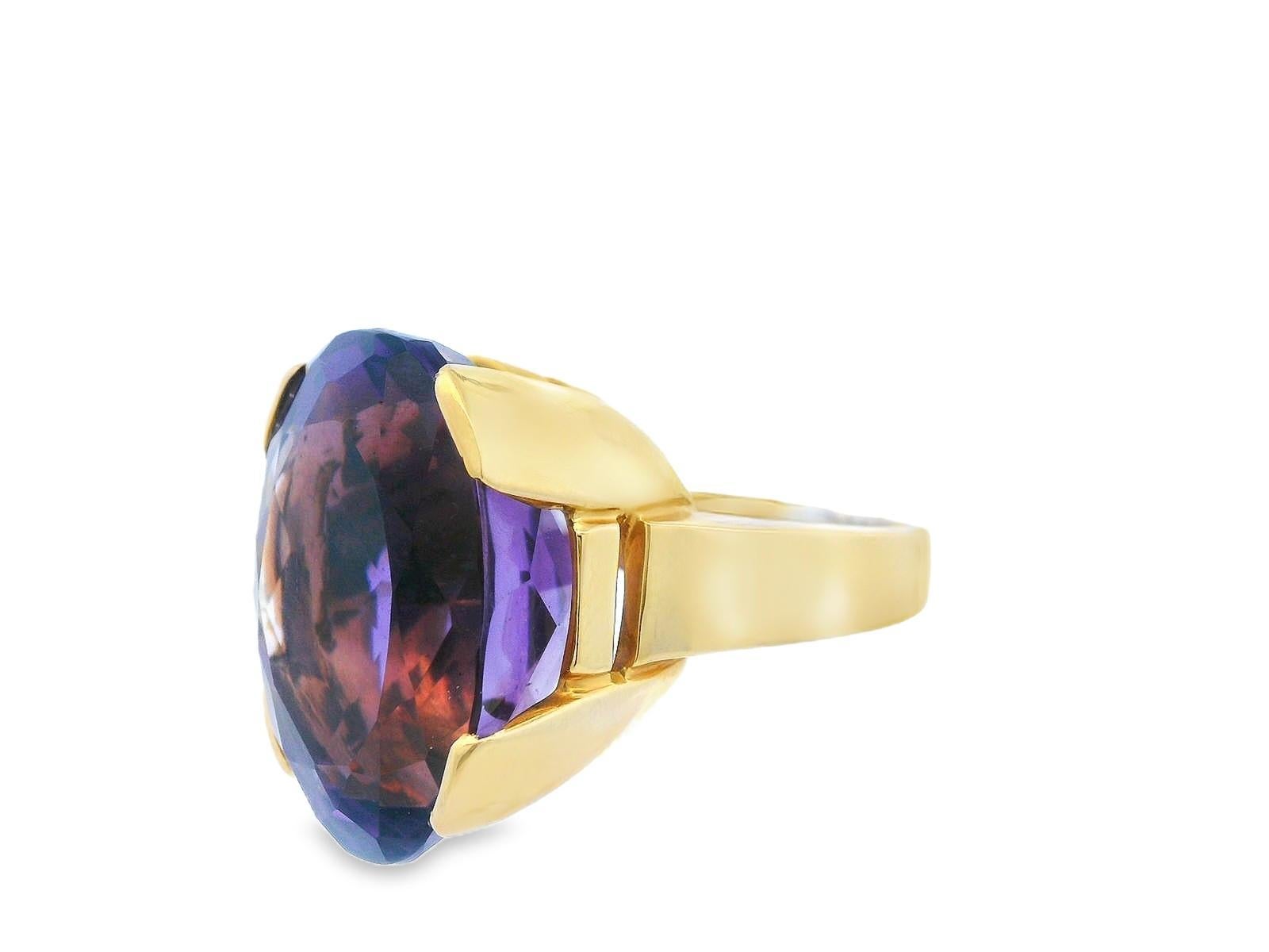 Taille ovale Bague solitaire en or jaune 18 carats 32.4 carats en vente