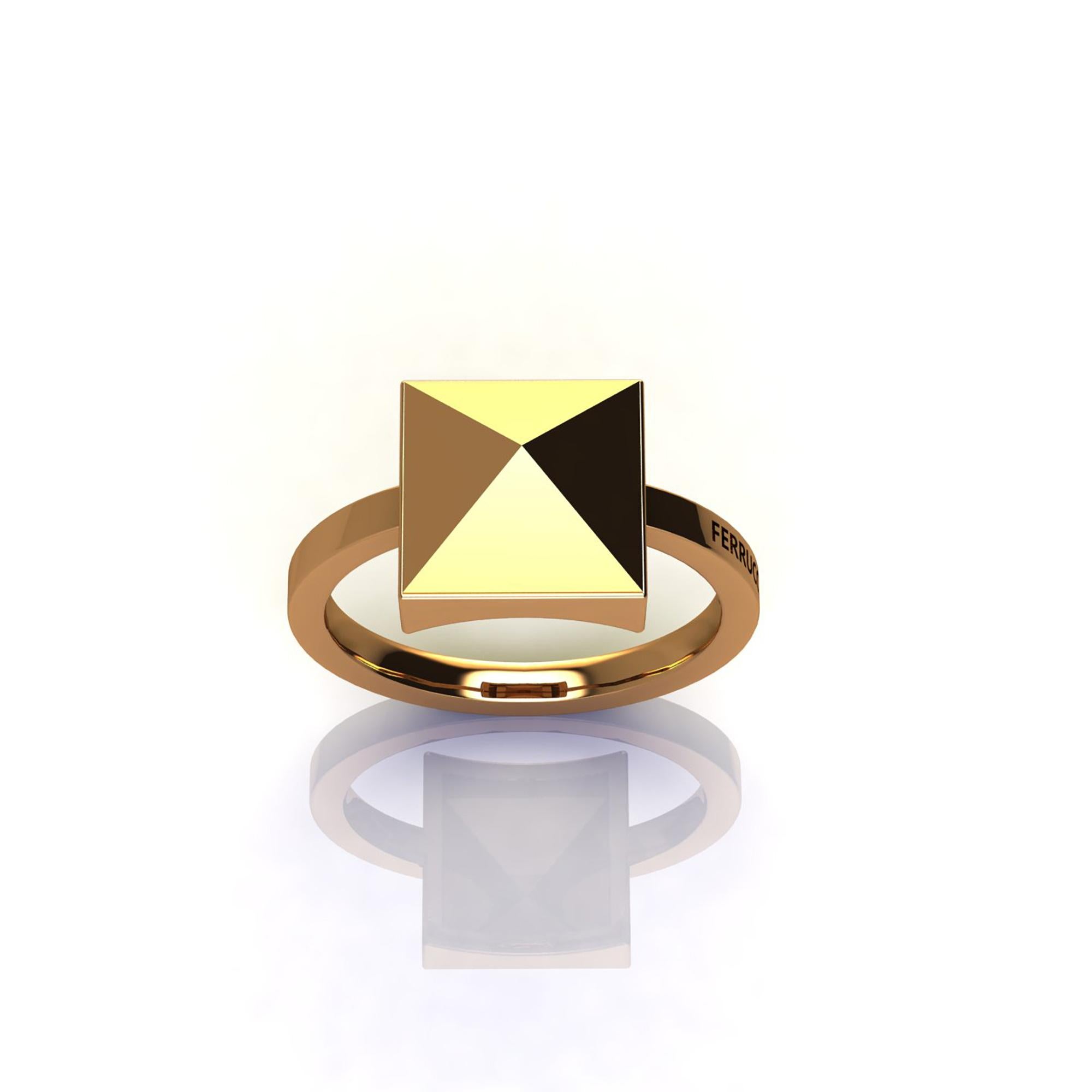 from the Pyramid collection, the 18k yellow gold single Pyramid ring, made in New York.
Perfect to wear every day and evening, everlasting style.
Ring size 6, we offer complimentary sizing upon order.