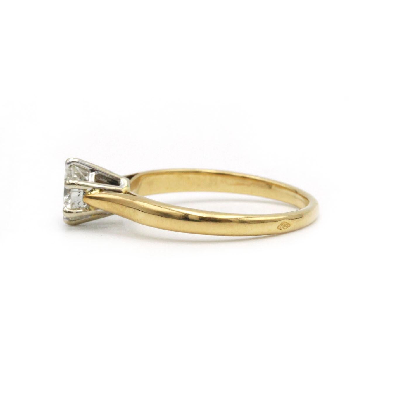Dieser Solitär aus 18 Karat Gelbgold (750‰) ist ein moderner Klassiker mit einem runden Brillanten von 0,50 Karat in der Farbe H und der Reinheit SI, der von sechs Zacken aus Weißgold gehalten wird und einen auffälligen Kontrast bildet. Das