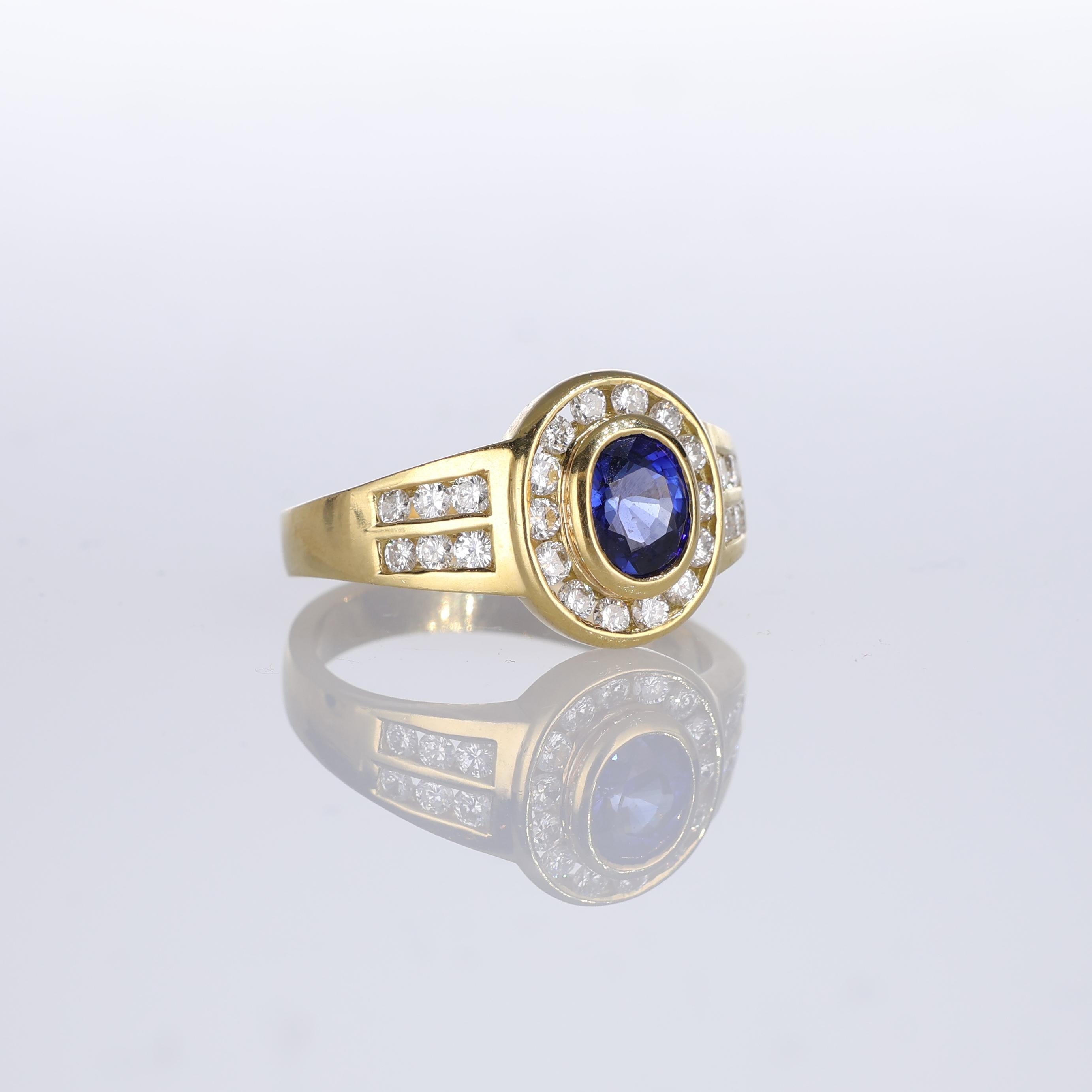Brilliant Cut 18K Yellow Gold Solitaire Ring with Oval Sapphire and Diamonds For Sale