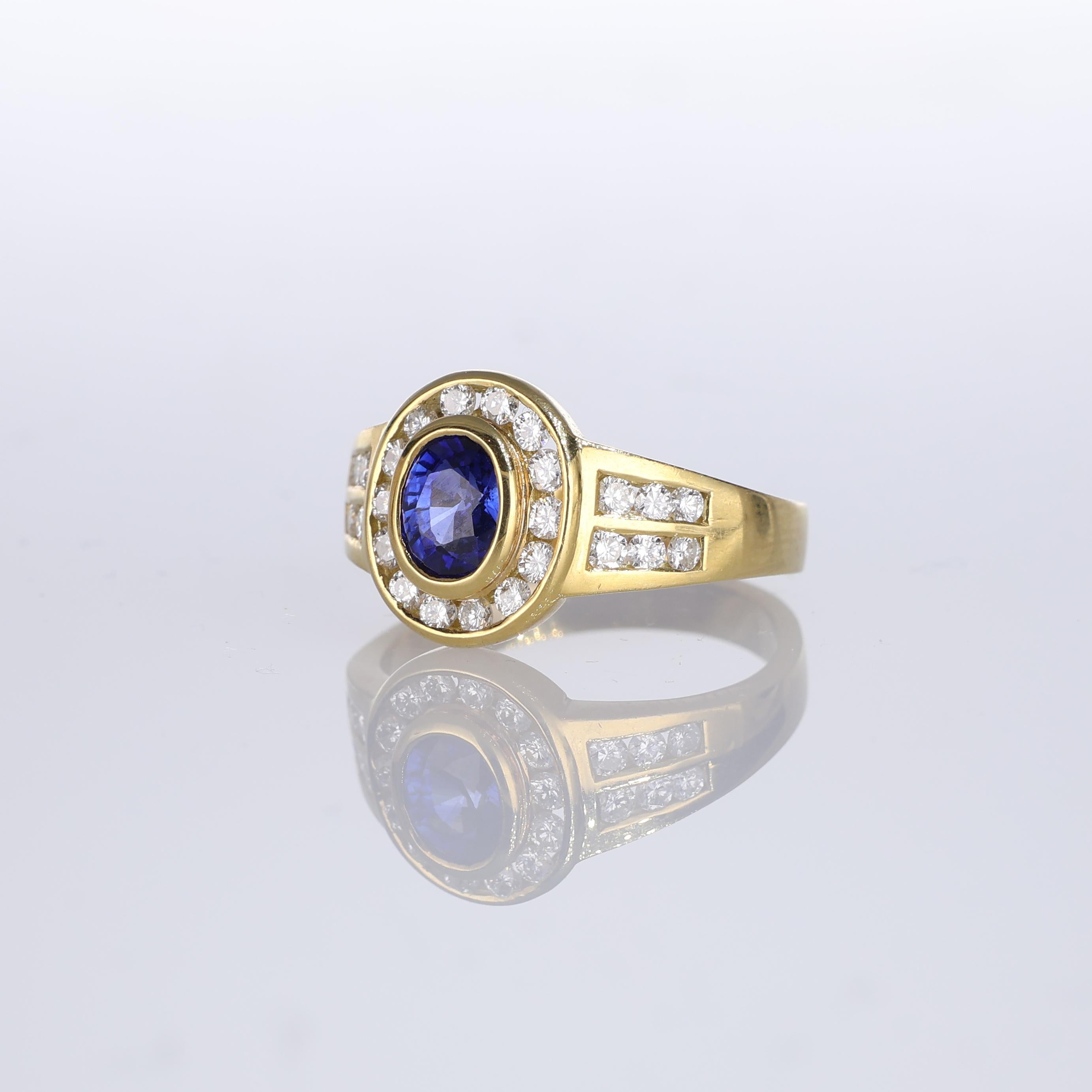 18K Yellow Gold Solitaire Ring with Oval Sapphire and Diamonds In New Condition For Sale In Bergamo, BG