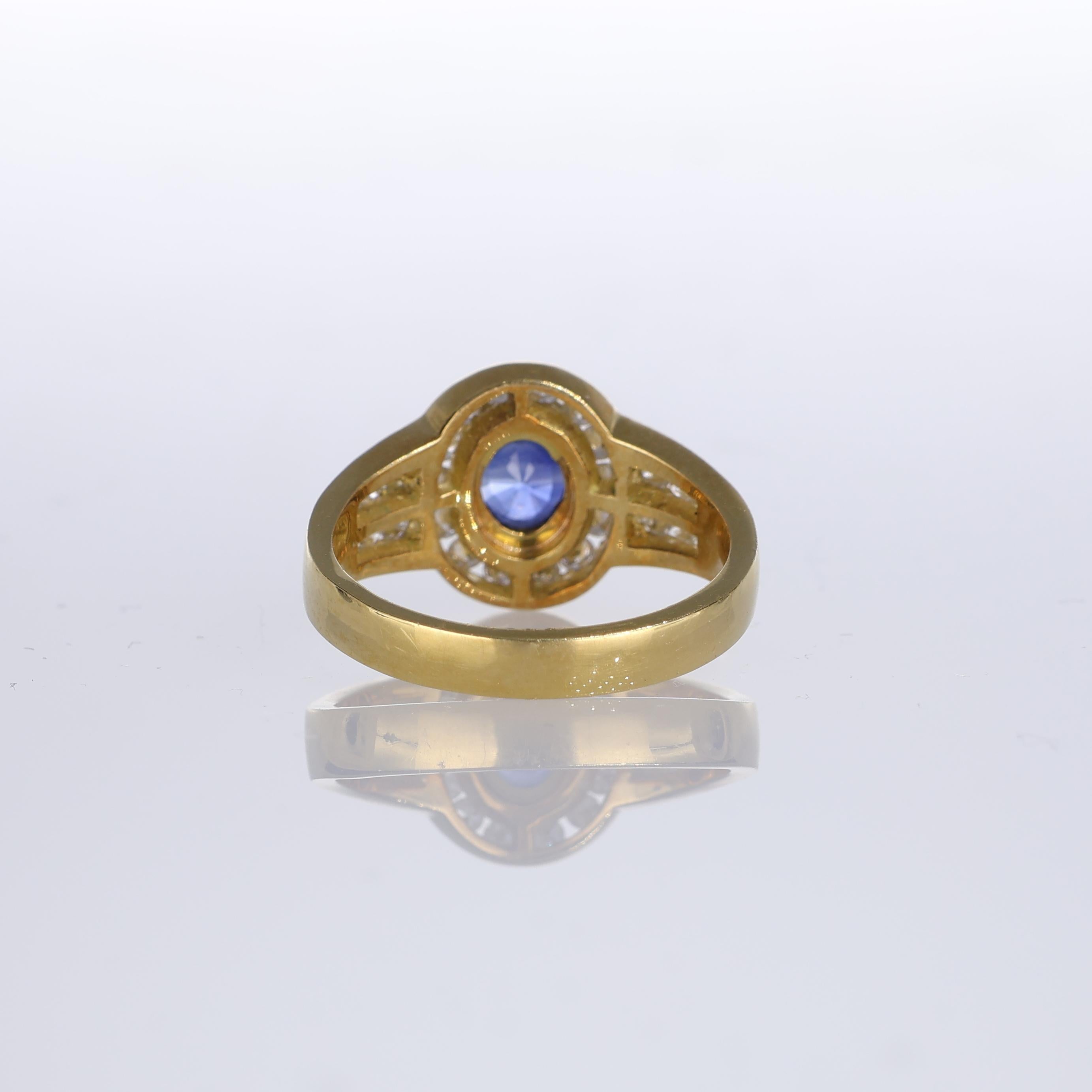 Women's or Men's 18K Yellow Gold Solitaire Ring with Oval Sapphire and Diamonds For Sale