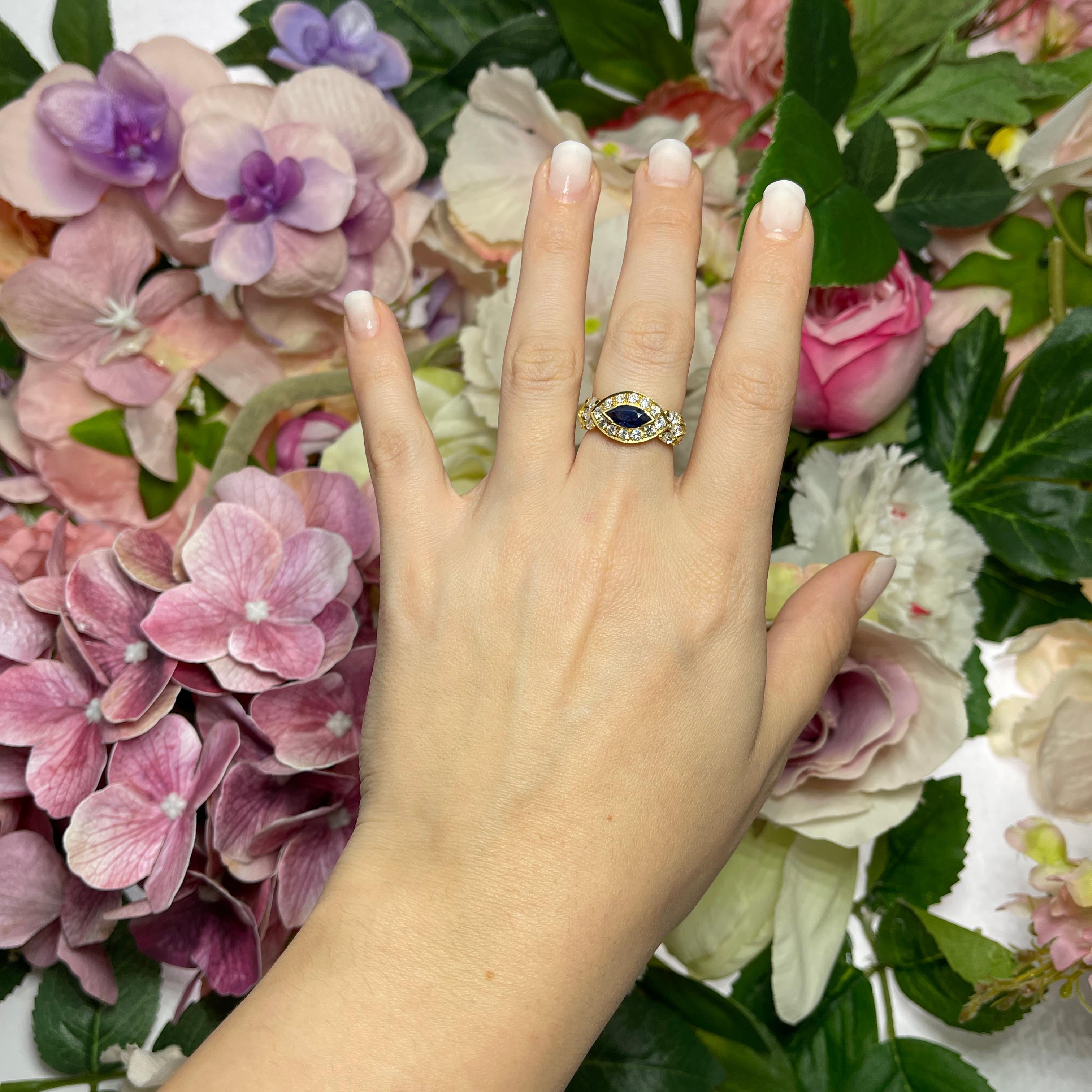 18K Yellow Gold Solitaire Ring with Oval Sapphire and Diamonds For Sale 1
