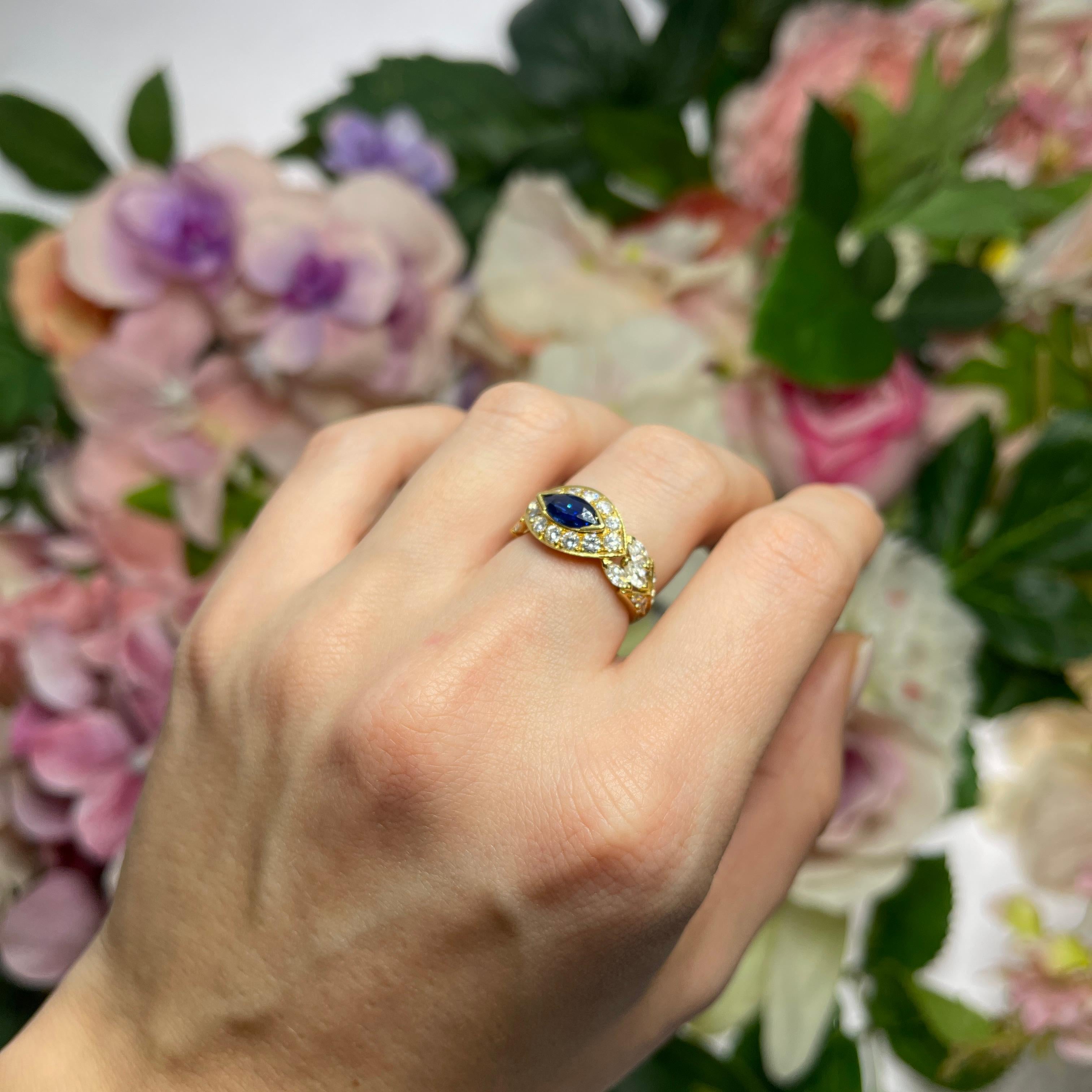 18K Yellow Gold Solitaire Ring with Oval Sapphire and Diamonds For Sale 3