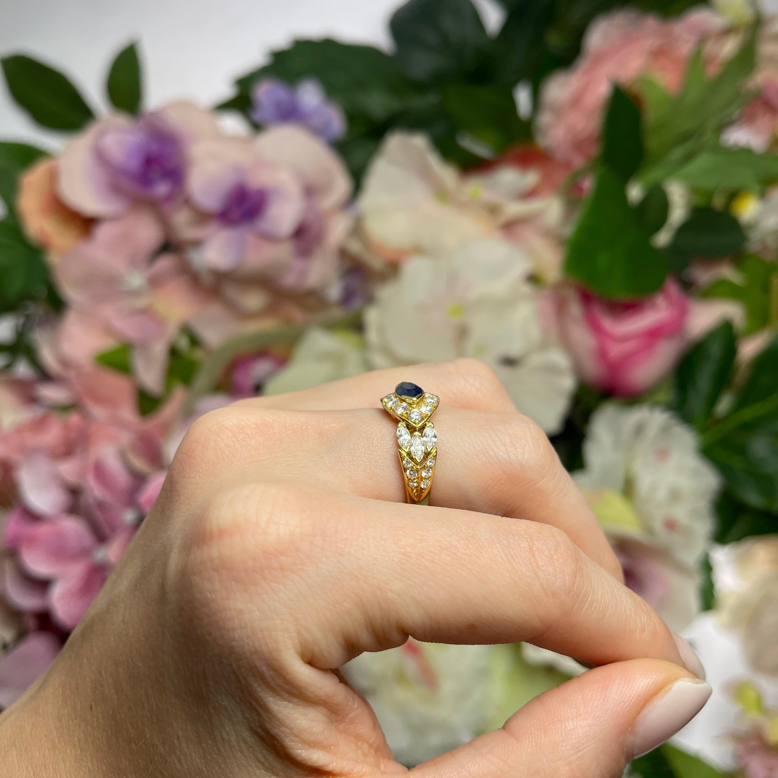 18K Yellow Gold Solitaire Ring with Oval Sapphire and Diamonds For Sale 4