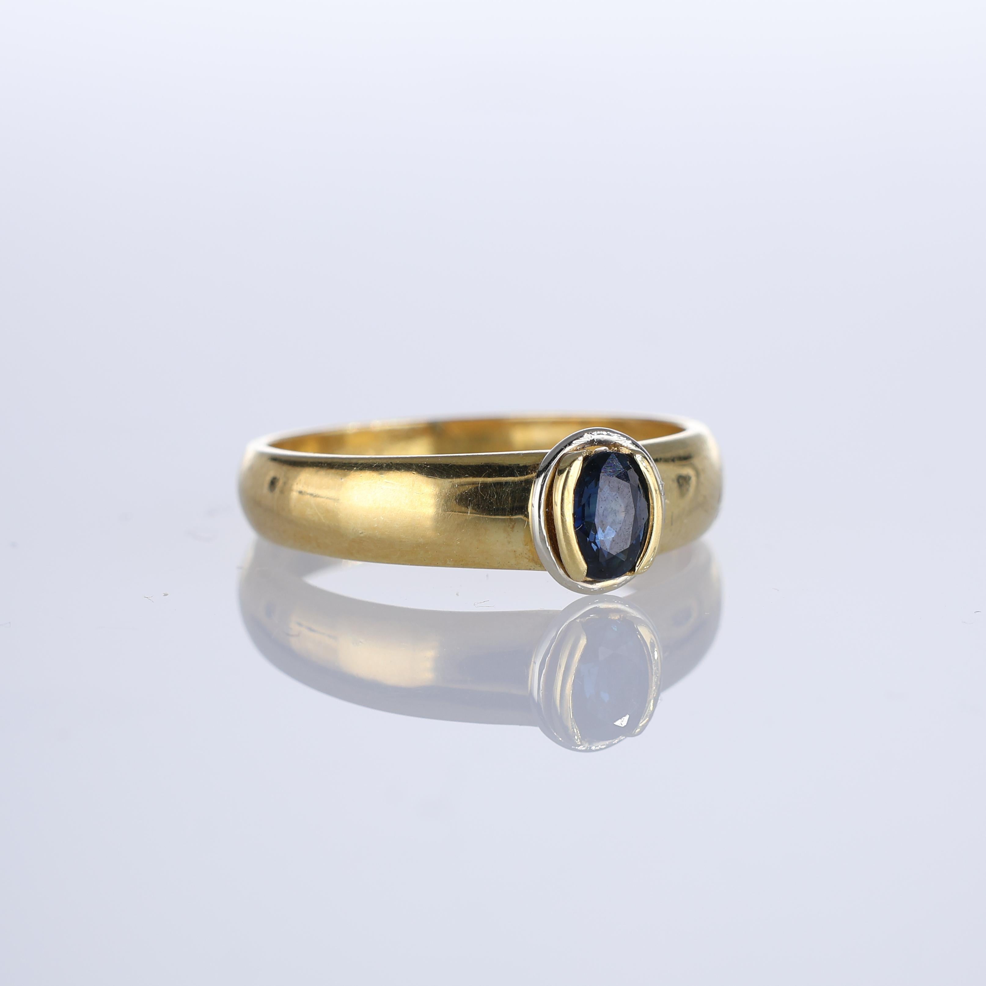 Oval Cut 18k Yellow Gold Solitaire Ring with Oval Sapphire For Sale