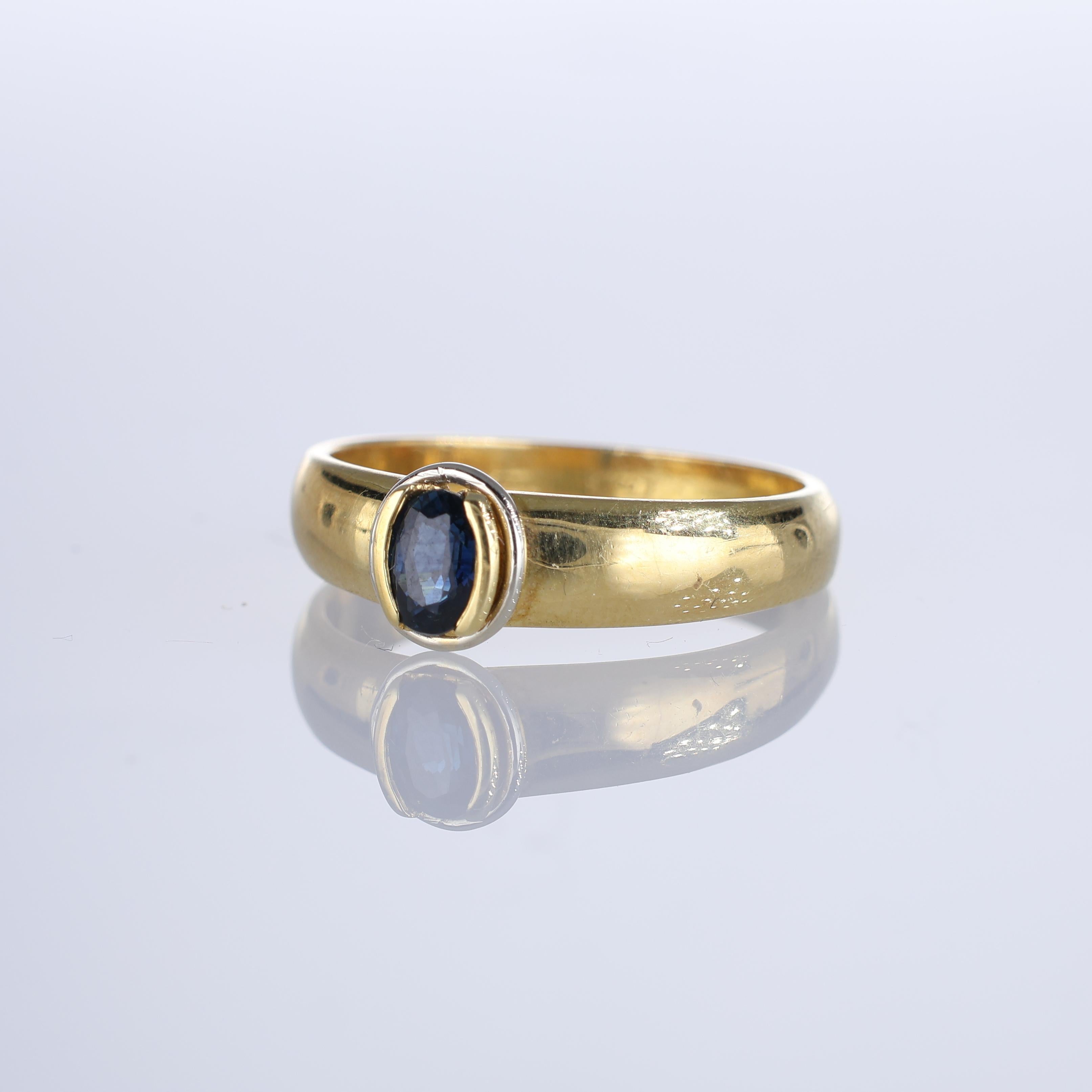 18k Yellow Gold Solitaire Ring with Oval Sapphire In New Condition For Sale In Bergamo, BG