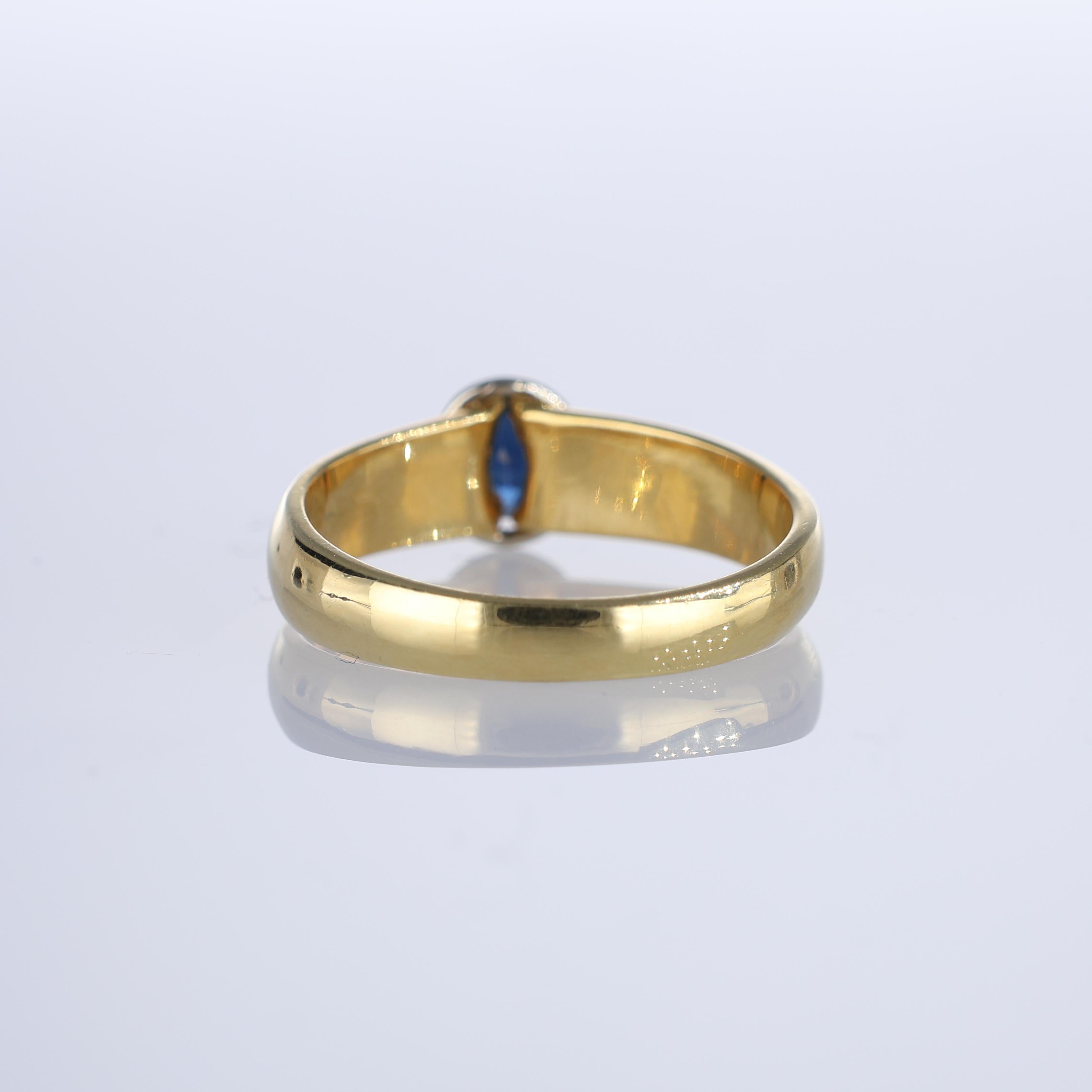 Women's or Men's 18k Yellow Gold Solitaire Ring with Oval Sapphire For Sale