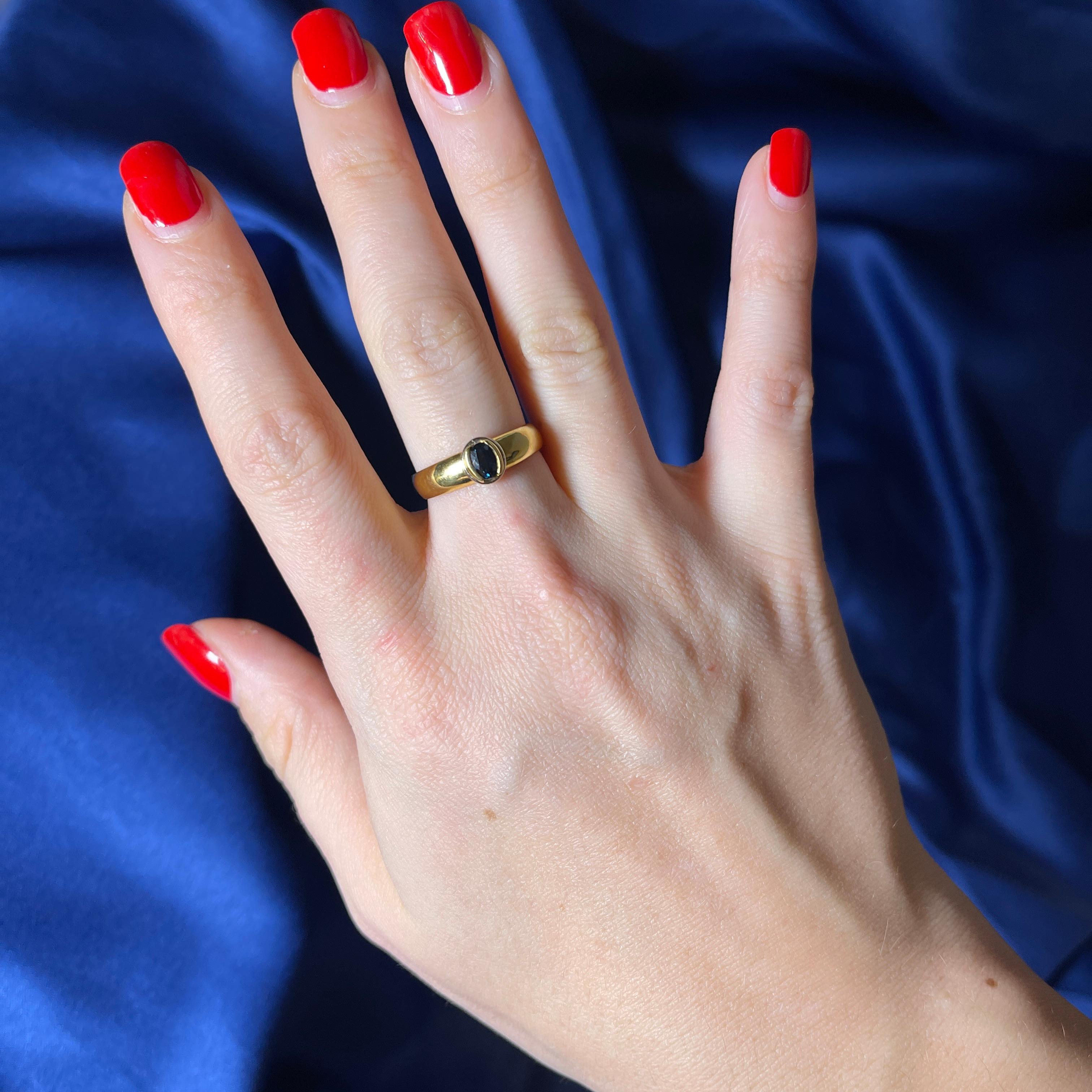 18k Yellow Gold Solitaire Ring with Oval Sapphire For Sale 1