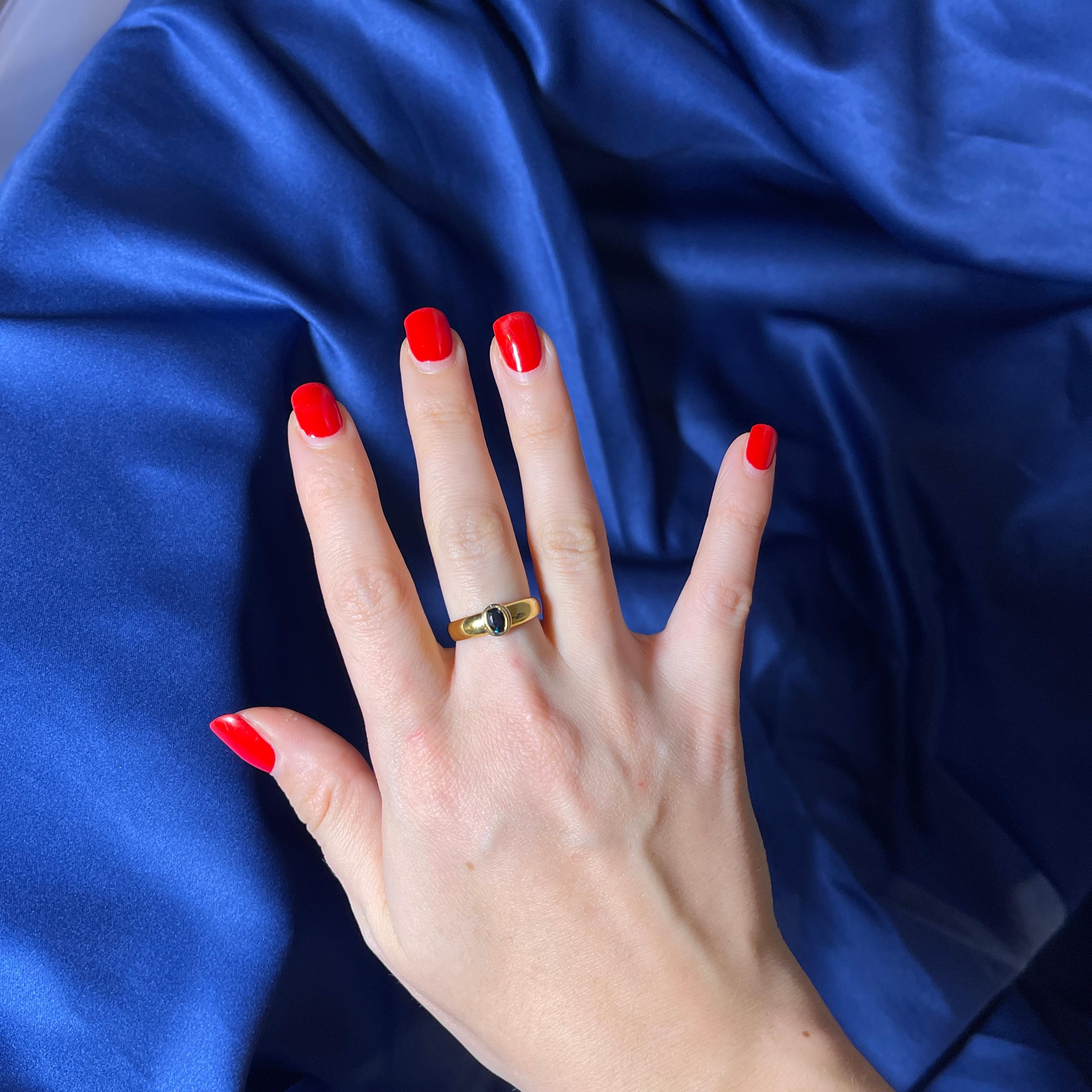 18k Yellow Gold Solitaire Ring with Oval Sapphire For Sale 3