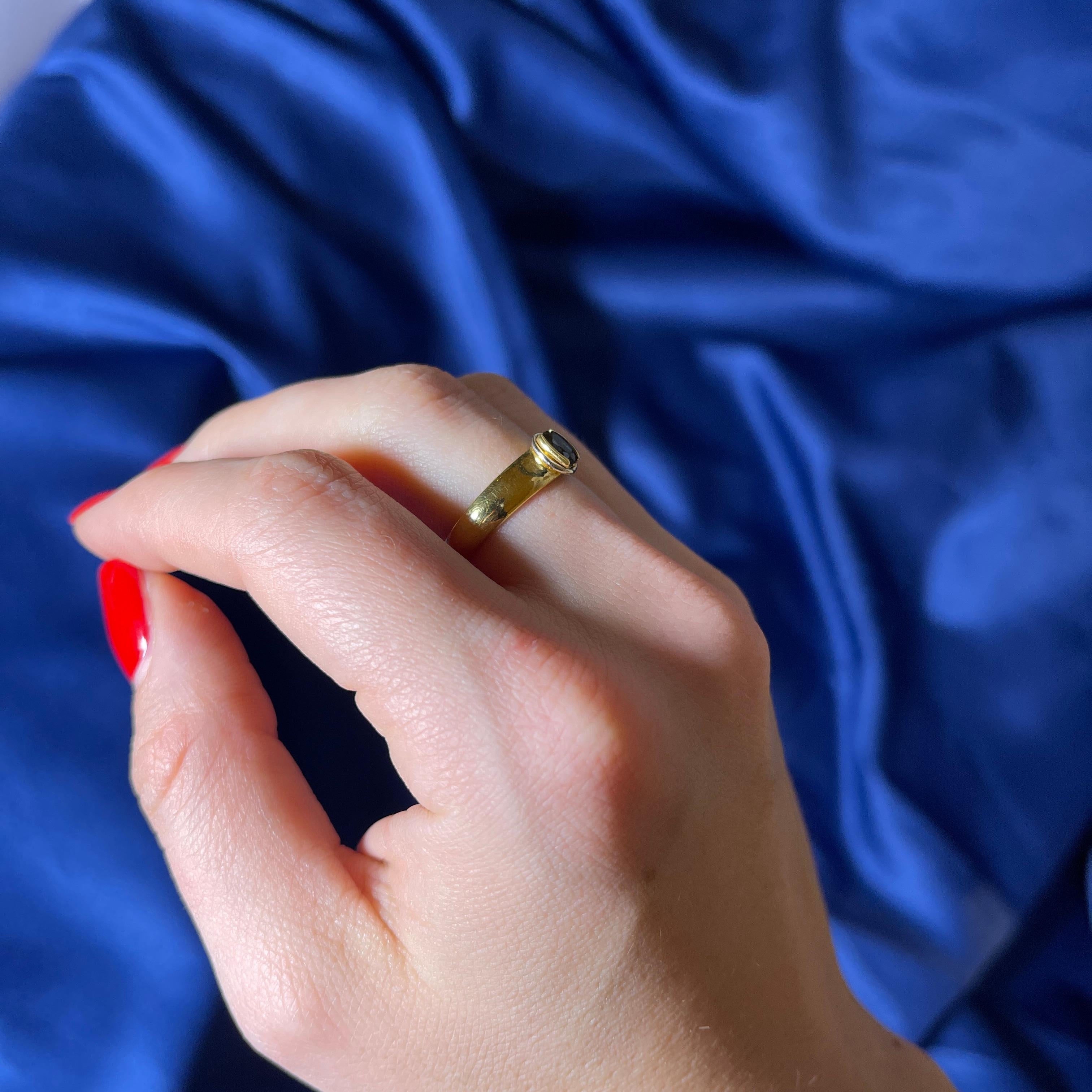 18k Yellow Gold Solitaire Ring with Oval Sapphire For Sale 4
