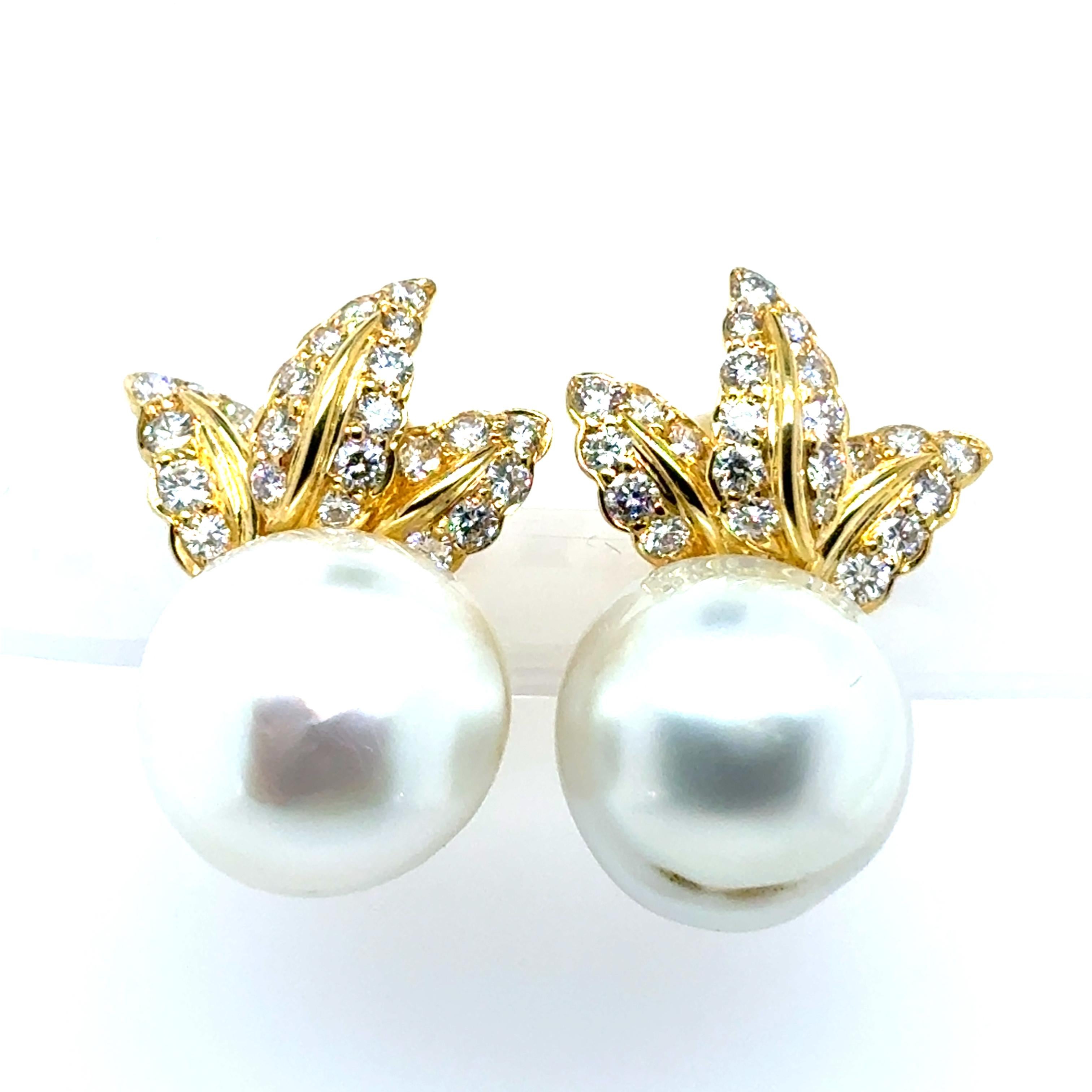 Realizzato con luminose perle barocche dei mari del sud (15,8 x 16,9 mm) e 1,72 carati di diamanti brillanti.

Questi fermagli per orecchie da 28 mm in oro giallo 18 carati emanano calore ed eleganza. 

Le perle, nate nelle acque incontaminate del