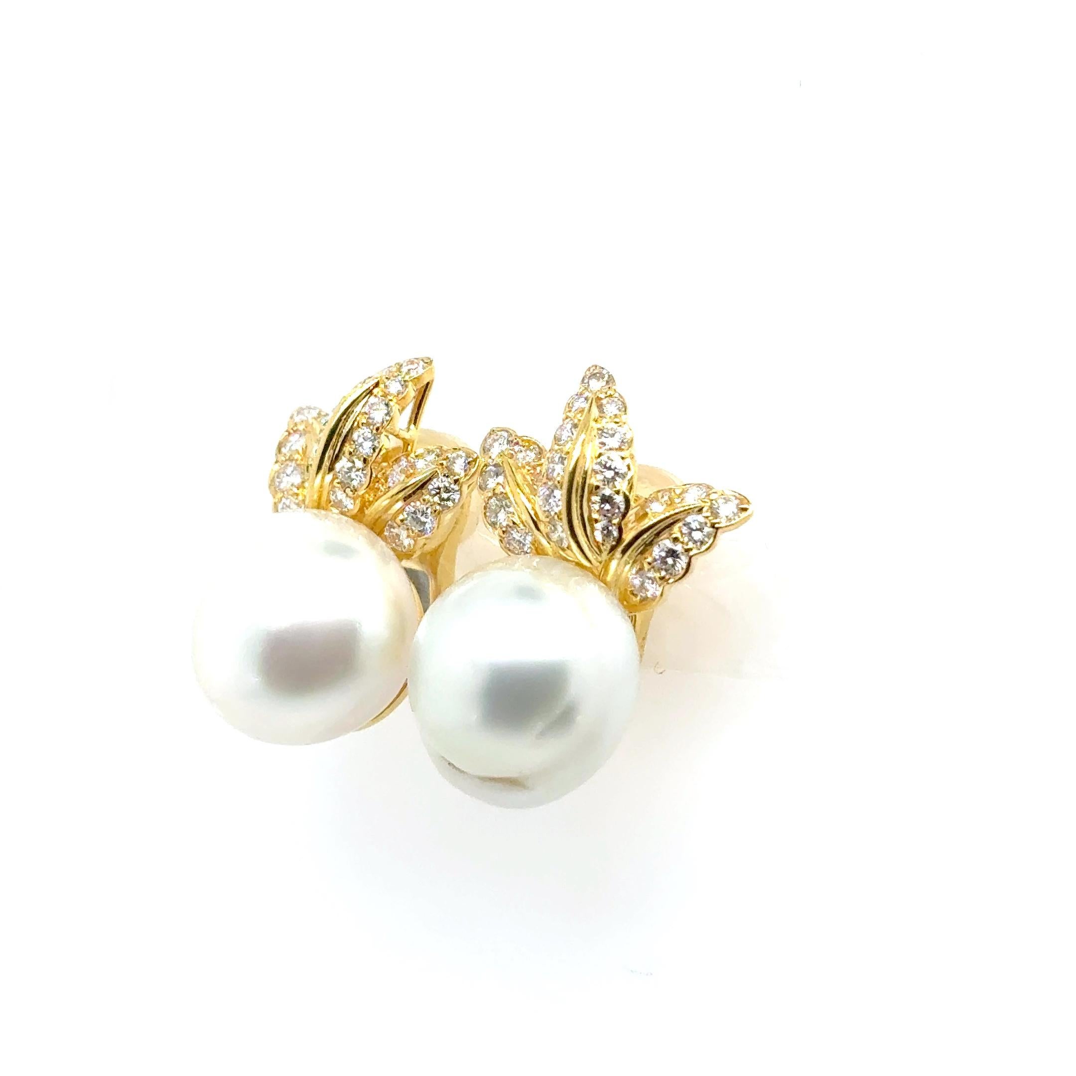 Grezzo Fermagli per orecchie con diamanti in oro giallo 18k con perle barocche dei mari del sud in vendita