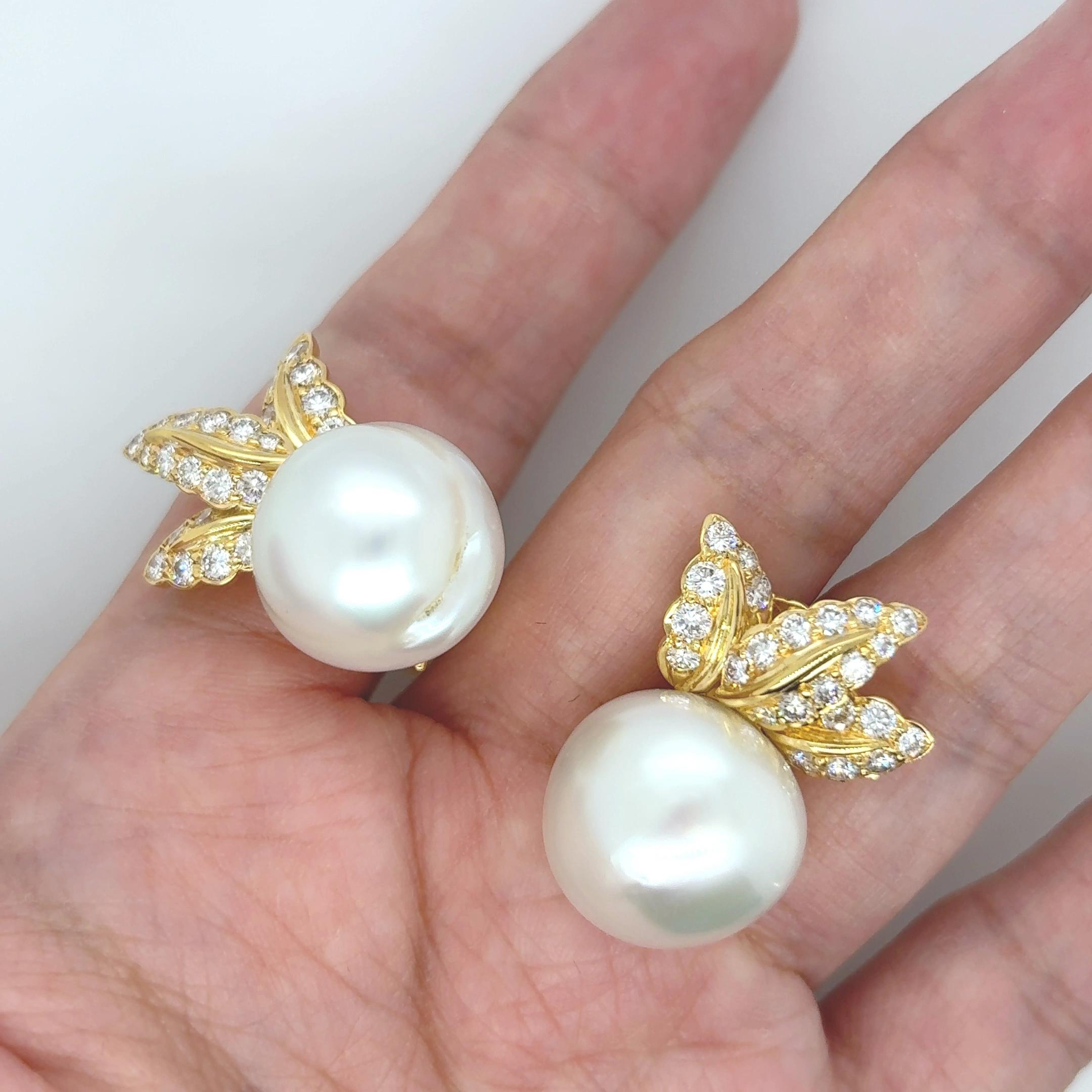 Fermagli per orecchie con diamanti in oro giallo 18k con perle barocche dei mari del sud in vendita 1