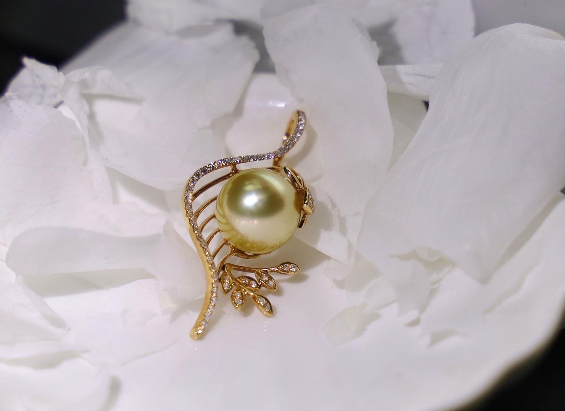 18K Yellow Gold South Sea Golden Pearl & Diamond Harp Pendant Necklace In New Condition For Sale In Kowloon, HK