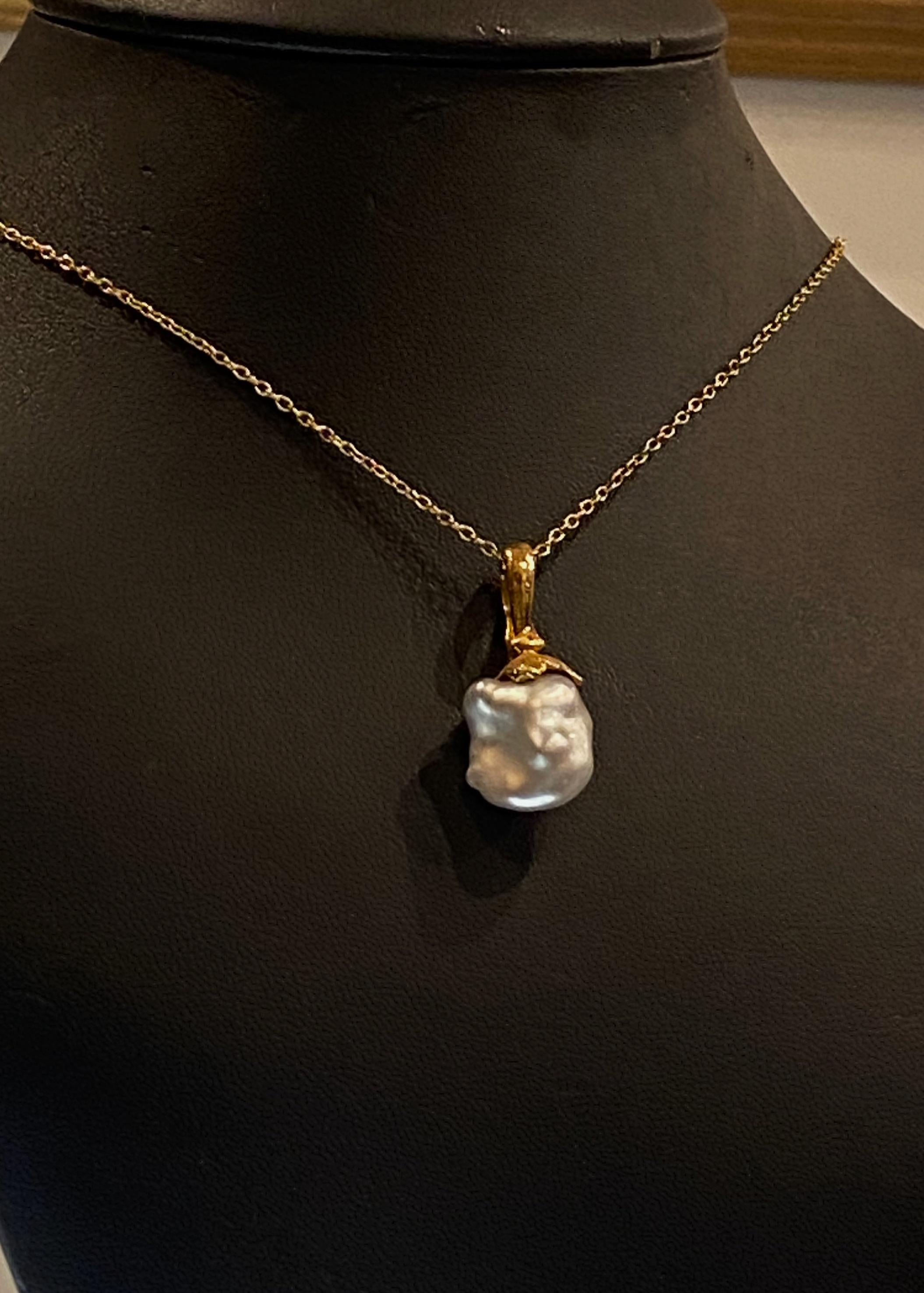 Pendentif en or jaune 18 carats, perles des mers du Sud et pendants d'oreilles en perles et diamants en vente 5