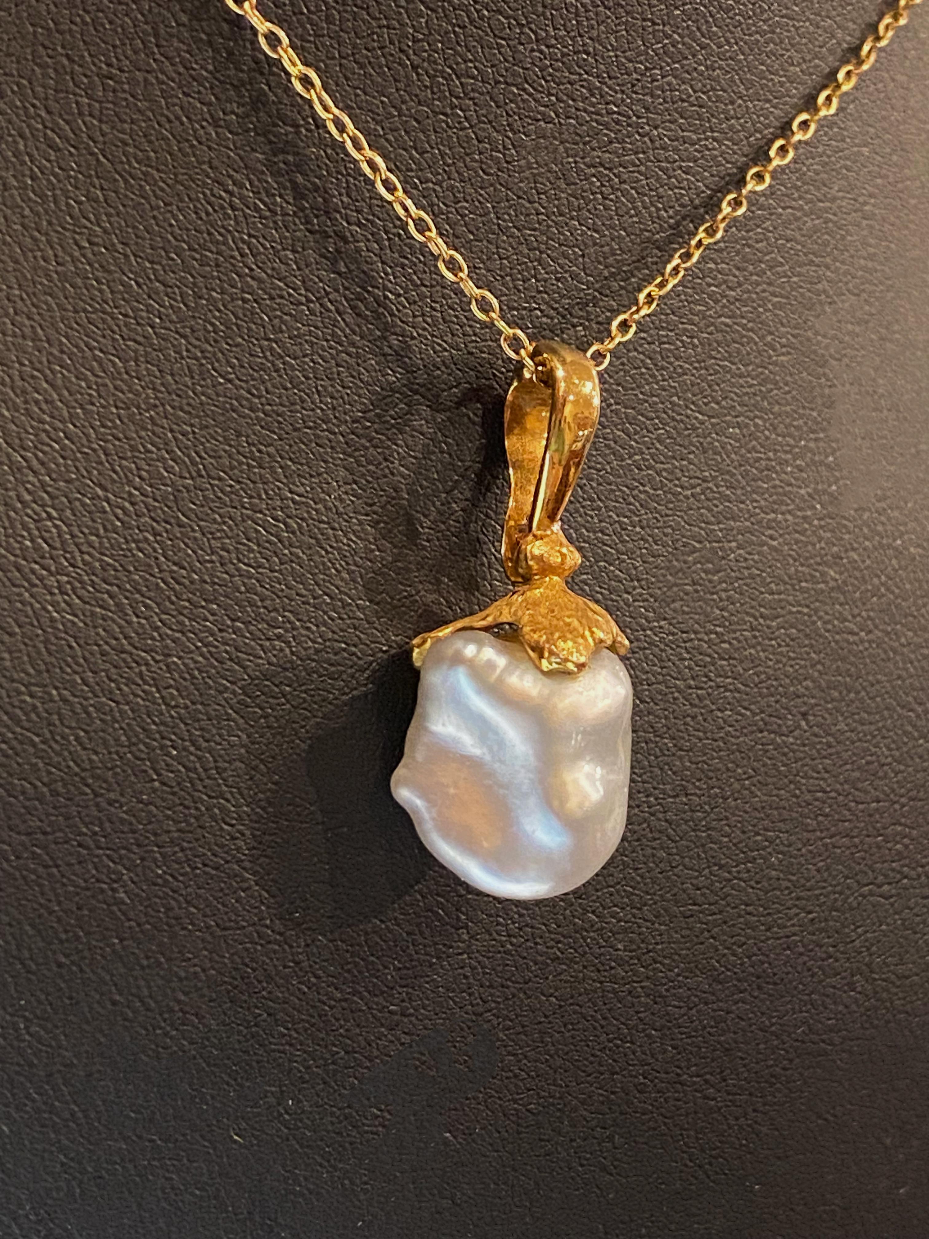 Cette magnifique parure est composée de 
Pendentif et pendants d'oreilles assortis

PENDANT présente un produit rarement vu et très recherché. 
Perle baroque des mers du Sud d'une couleur crème éclatante&. 
excellent éclat (peut-être le facteur de