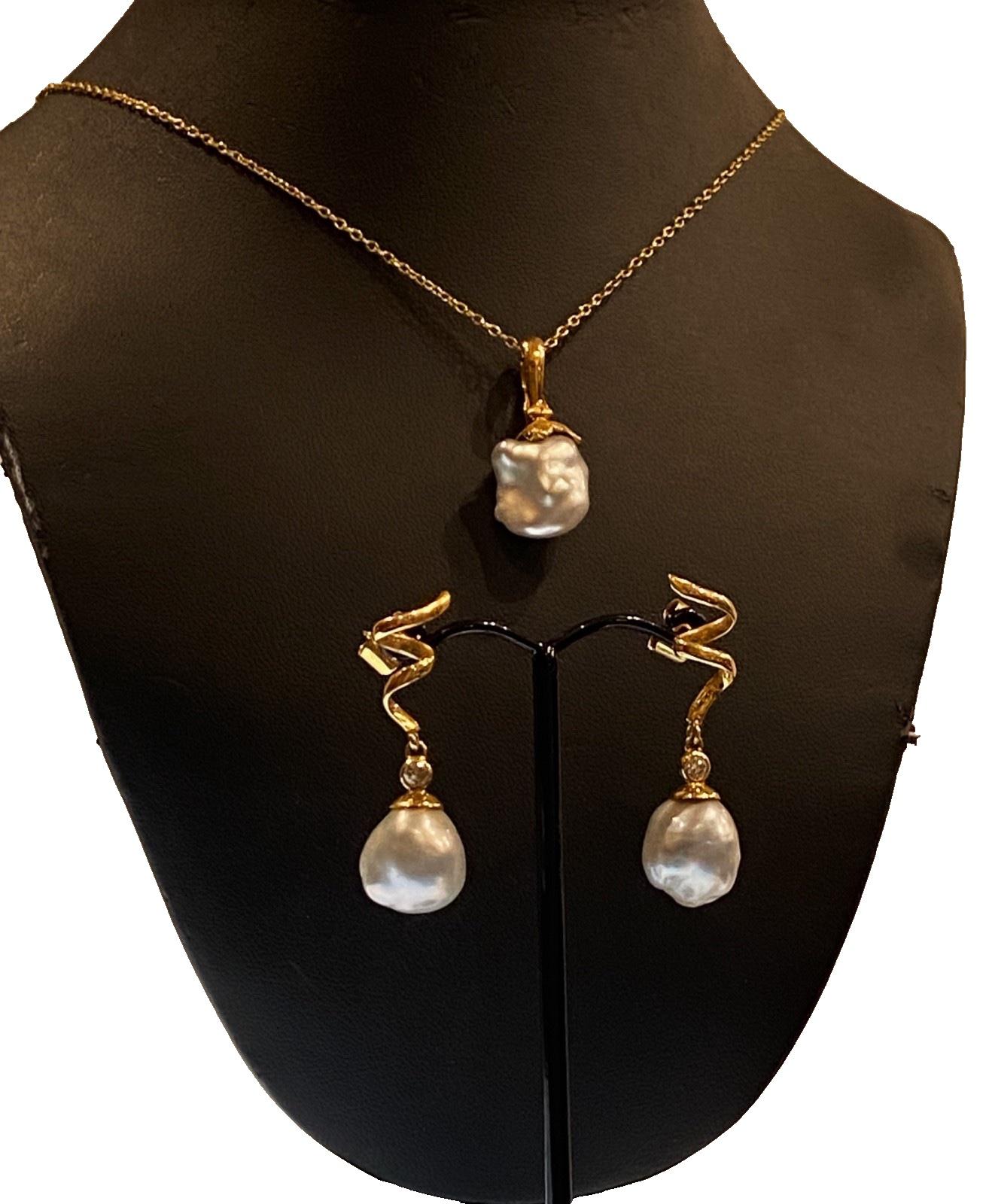 Taille brillant Pendentif en or jaune 18 carats, perles des mers du Sud et pendants d'oreilles en perles et diamants en vente