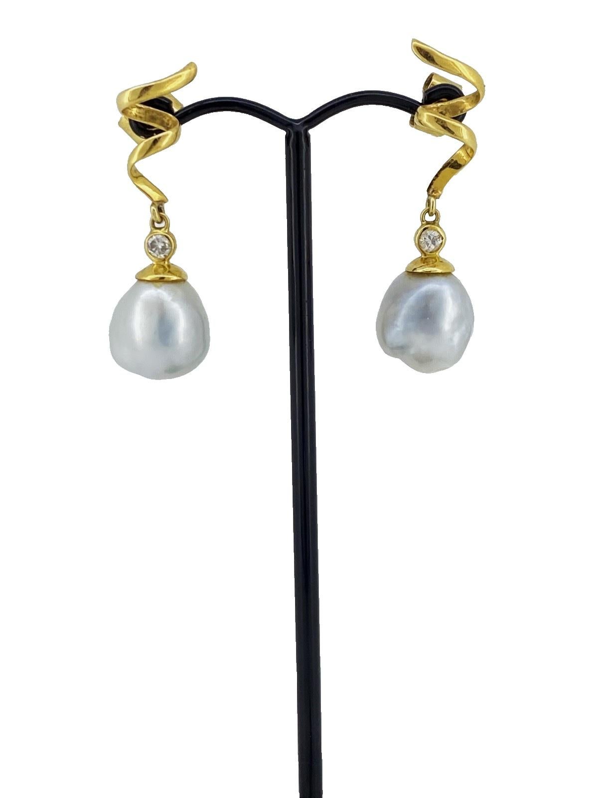 Pendentif en or jaune 18 carats, perles des mers du Sud et pendants d'oreilles en perles et diamants Excellent état - En vente à MELBOURNE, AU