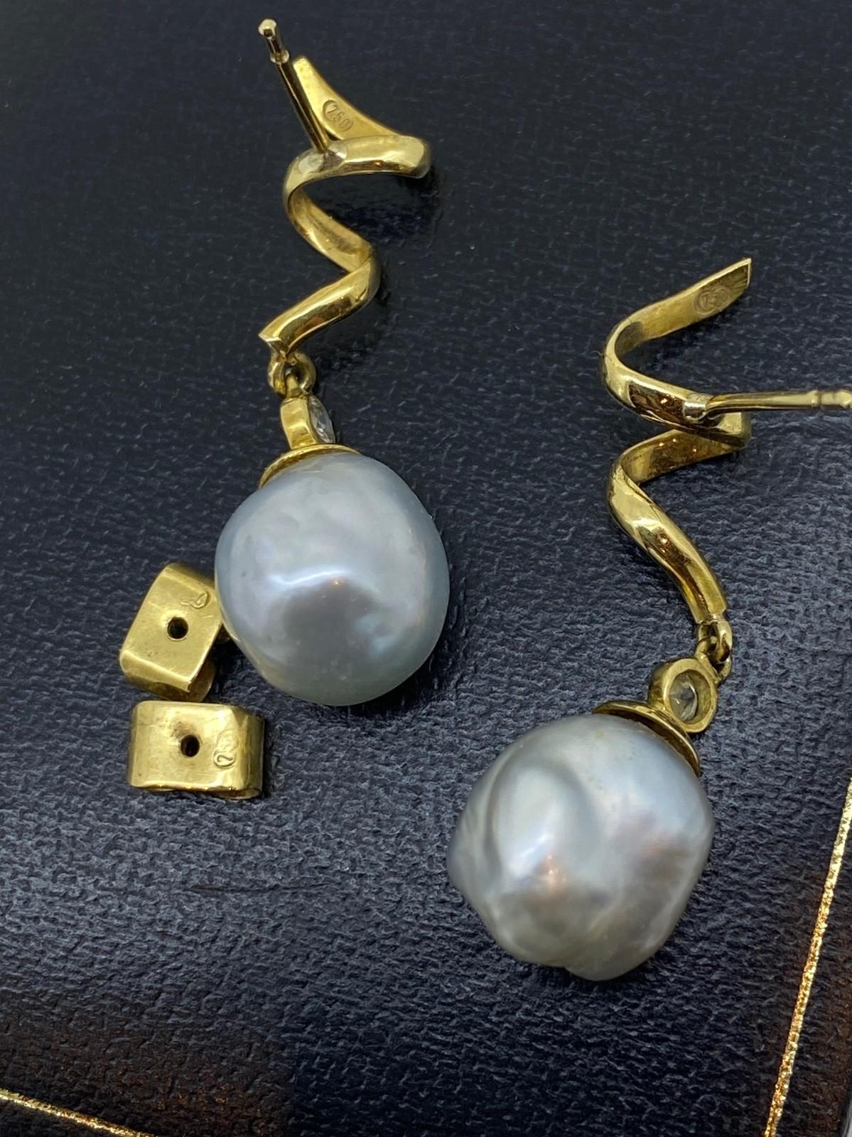 Pendentif en or jaune 18 carats, perles des mers du Sud et pendants d'oreilles en perles et diamants Pour femmes en vente
