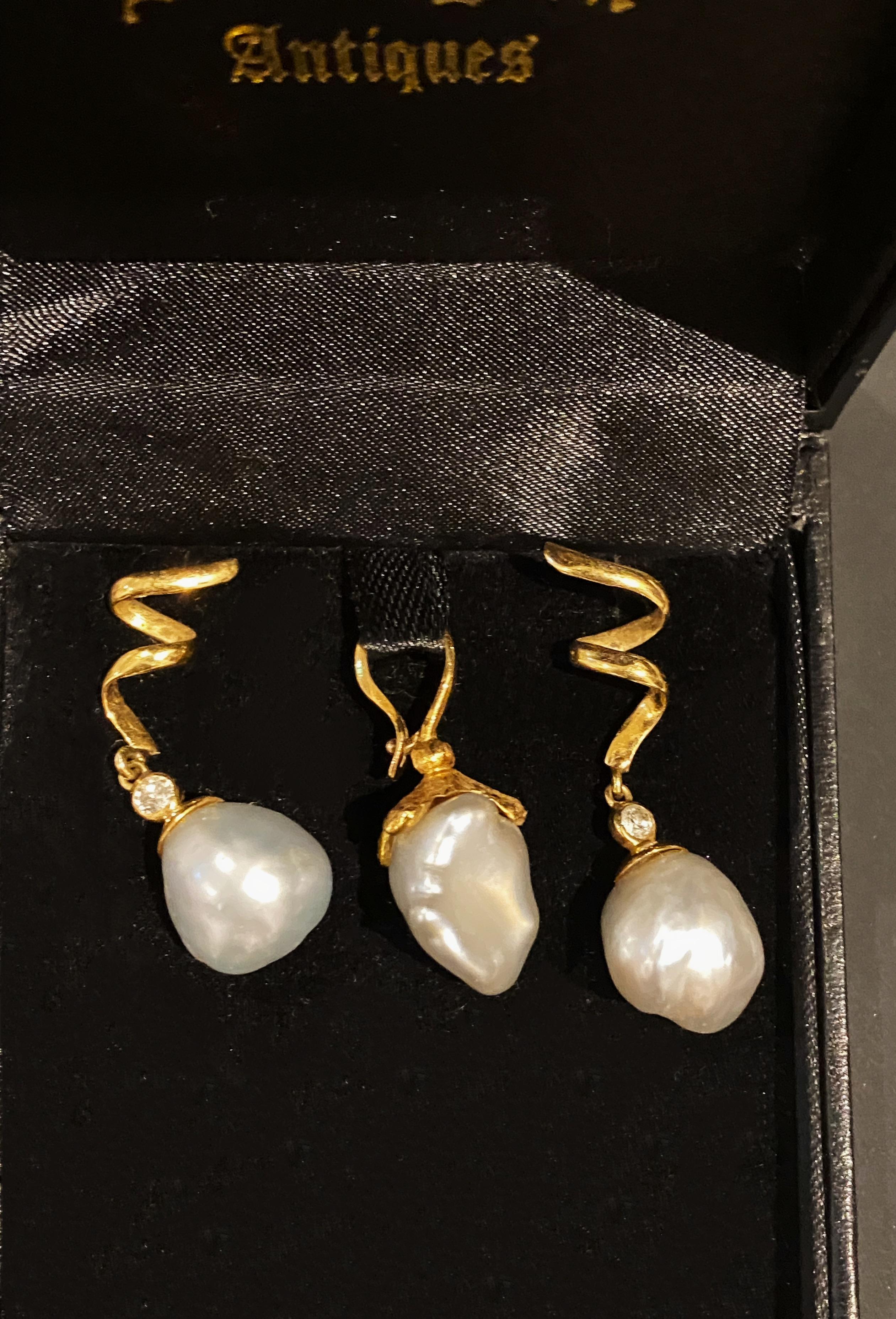 Pendentif en or jaune 18 carats, perles des mers du Sud et pendants d'oreilles en perles et diamants en vente 1