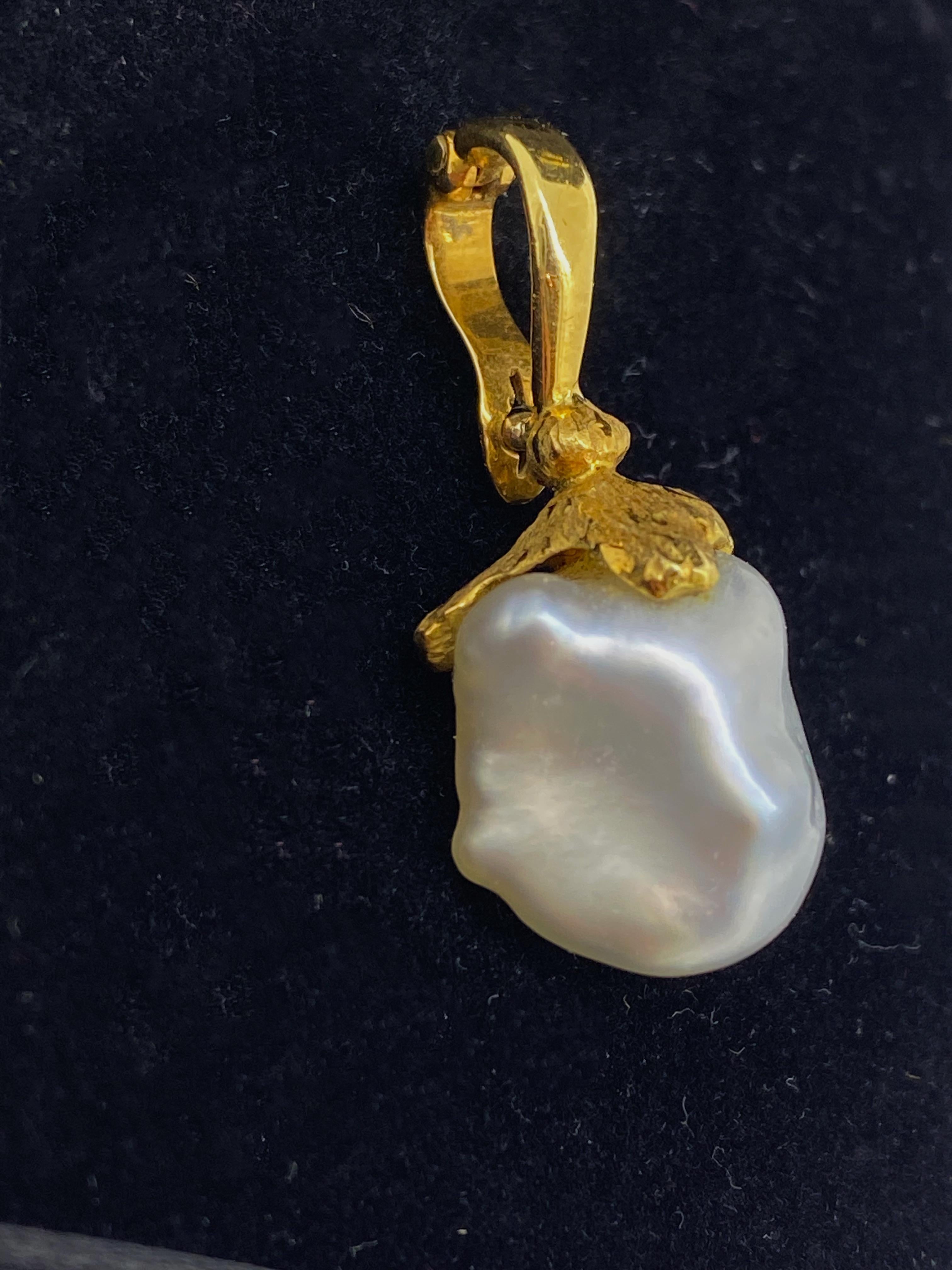 Pendentif en or jaune 18 carats, perles des mers du Sud et pendants d'oreilles en perles et diamants en vente 2