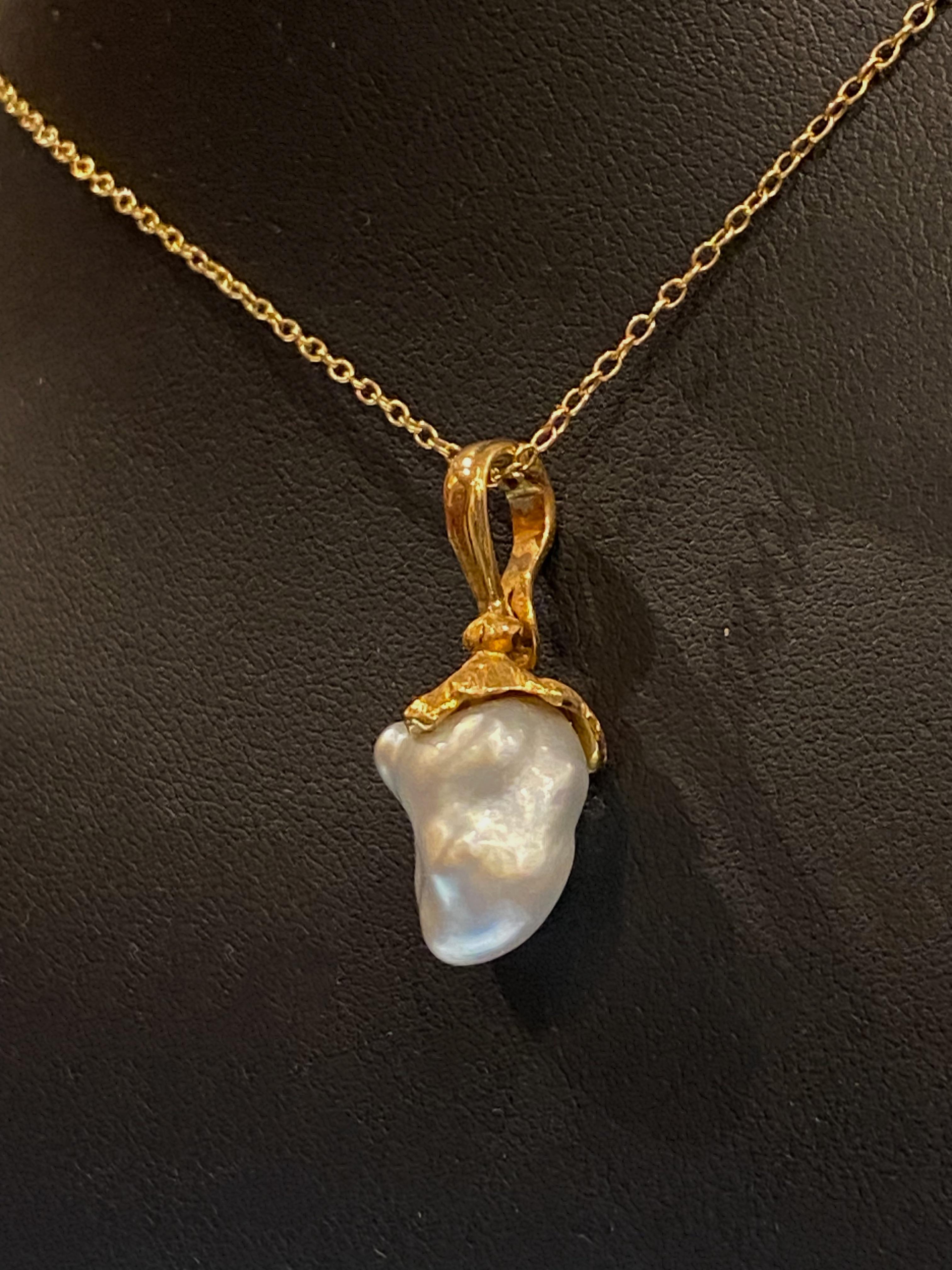 Pendentif en or jaune 18 carats, perles des mers du Sud et pendants d'oreilles en perles et diamants en vente 3