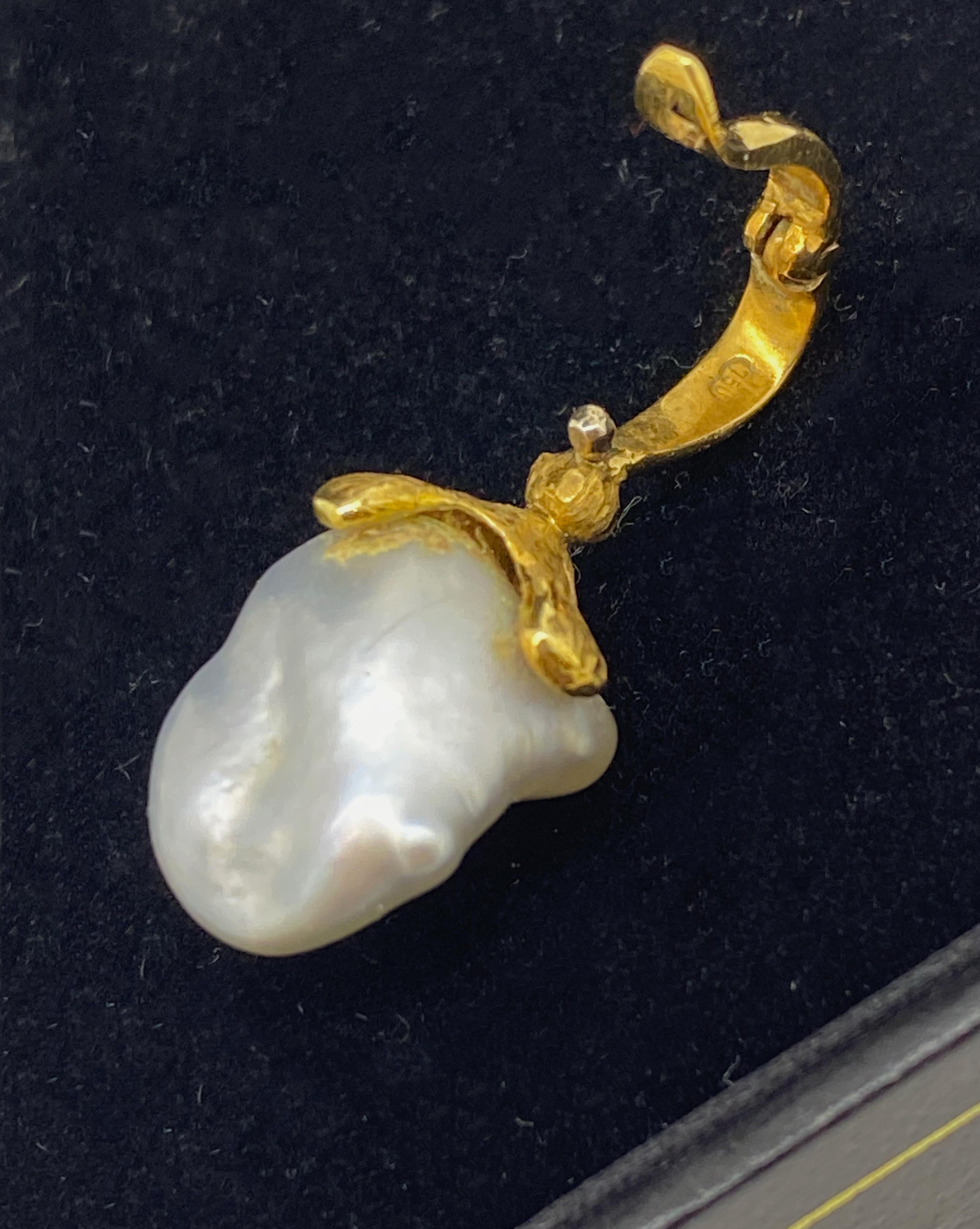 Pendentif en or jaune 18 carats, perles des mers du Sud et pendants d'oreilles en perles et diamants en vente 4