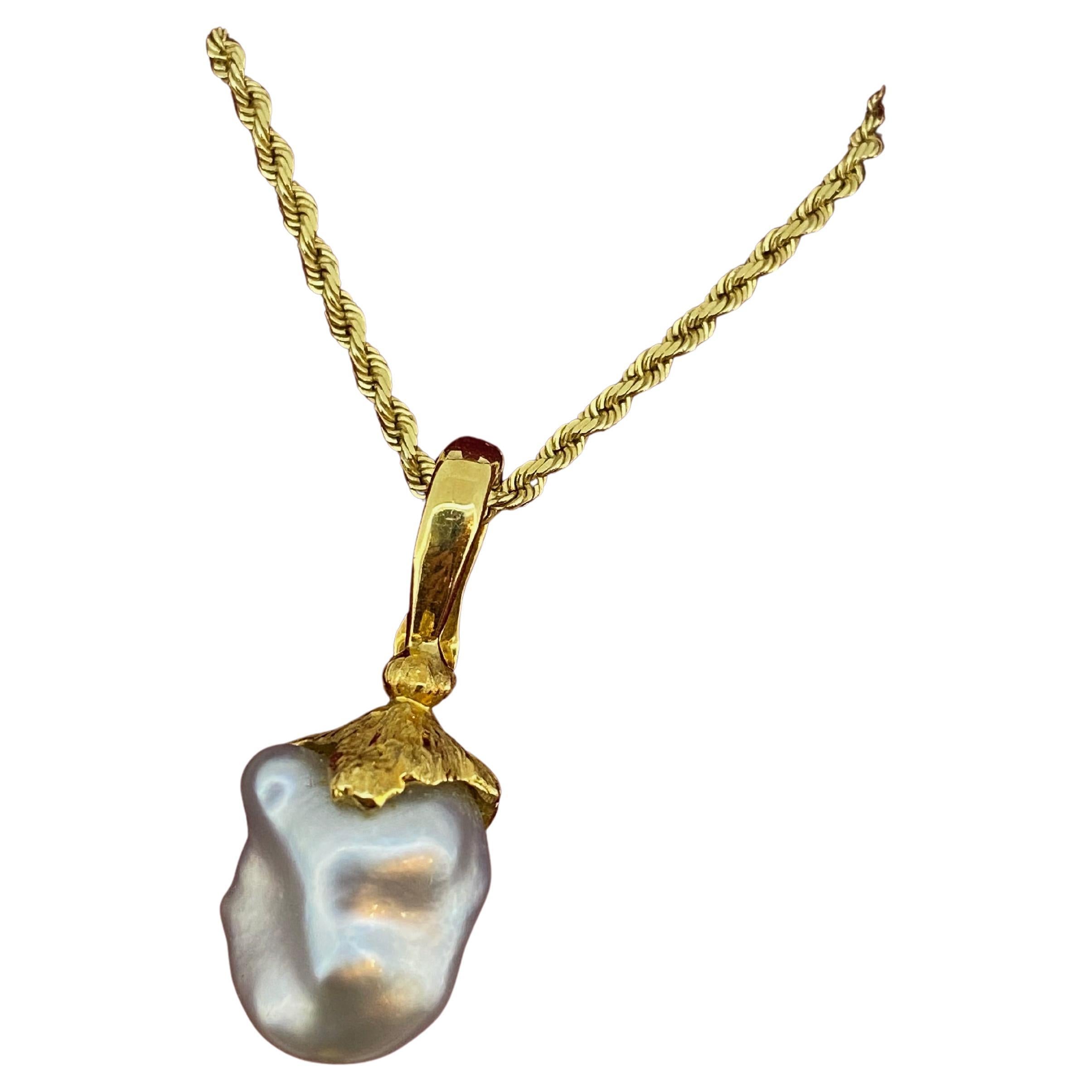 Pendentif en or jaune 18K, perle des mers du Sud sur chaîne Spiga (corde) en or 14K en vente