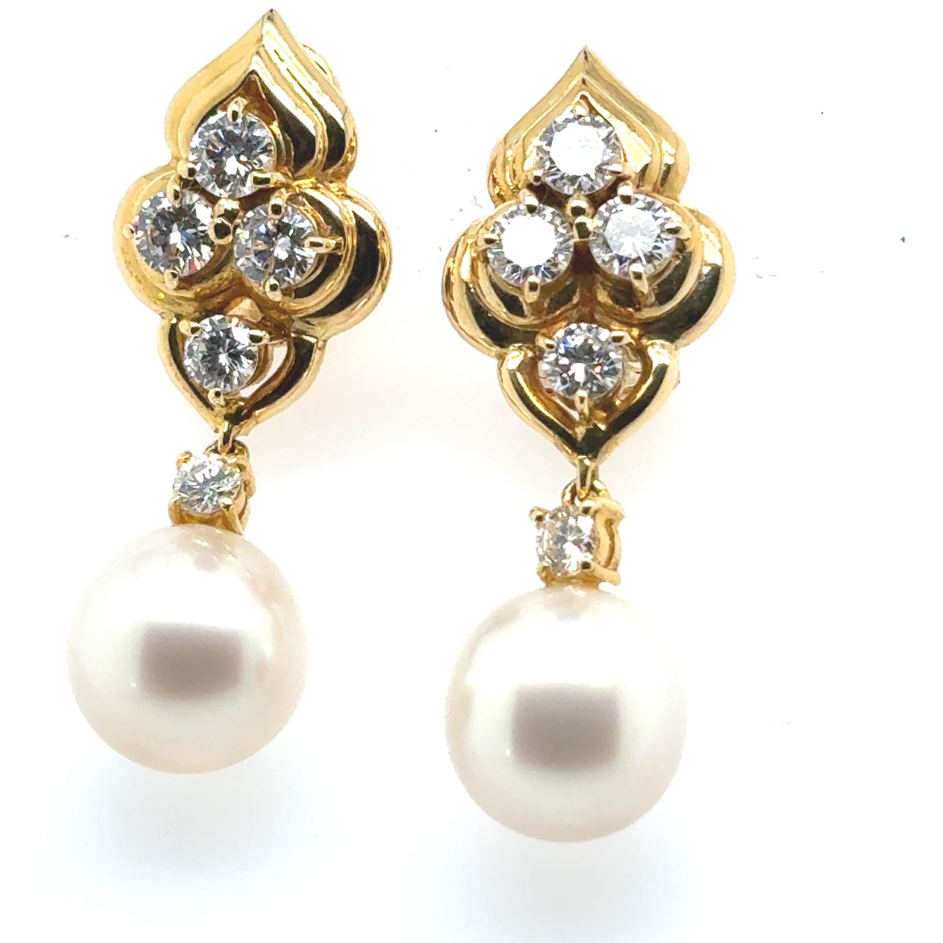 Réalisée en or jaune 18 carats, chaque boucle d'oreille renferme une perle lumineuse des mers du Sud, embrassée par 1,77 carat de diamants. 

Provenant des eaux chaudes des Philippines et de l'Australie, les perles des mers du Sud sont appréciées