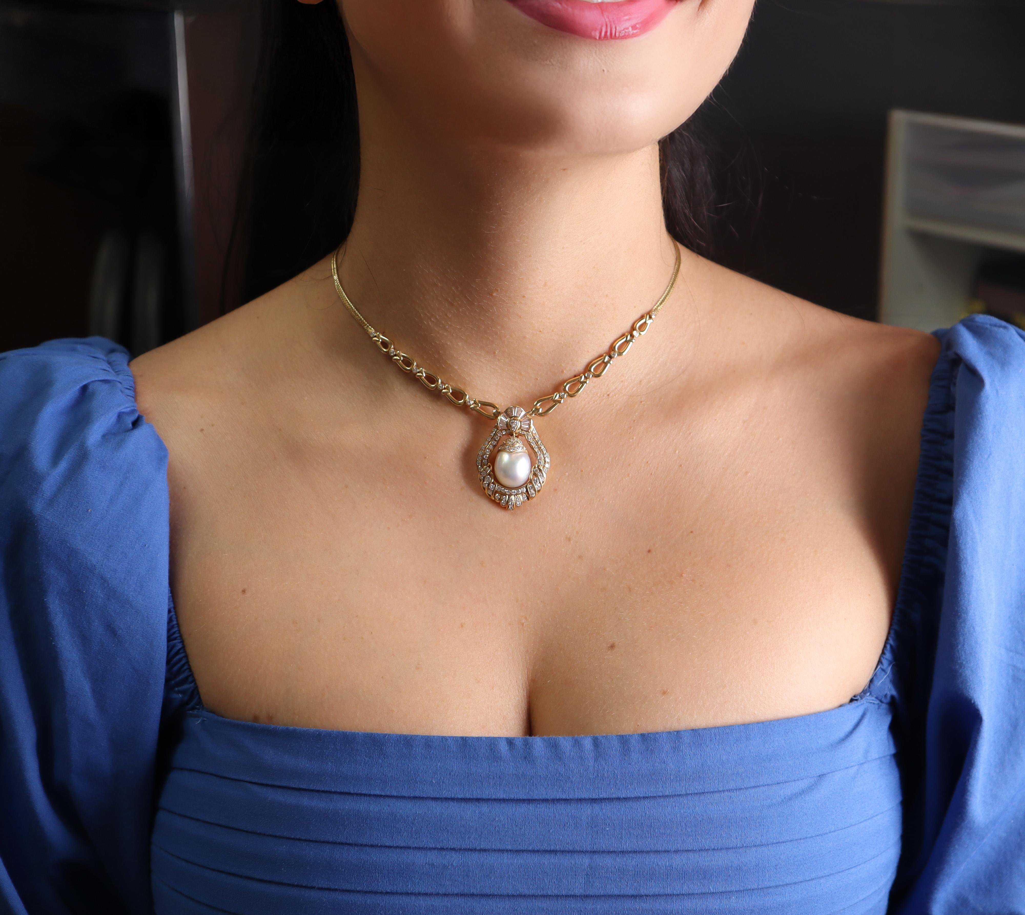 Este impresionante collar contemporáneo muestra lo último en artesanía joyera de lujo, elaborado en rico oro amarillo de 18 quilates y con una magnífica perla del Mar del Sur de 15,0 x 12,3 mm como lustrosa pieza central, dramáticamente