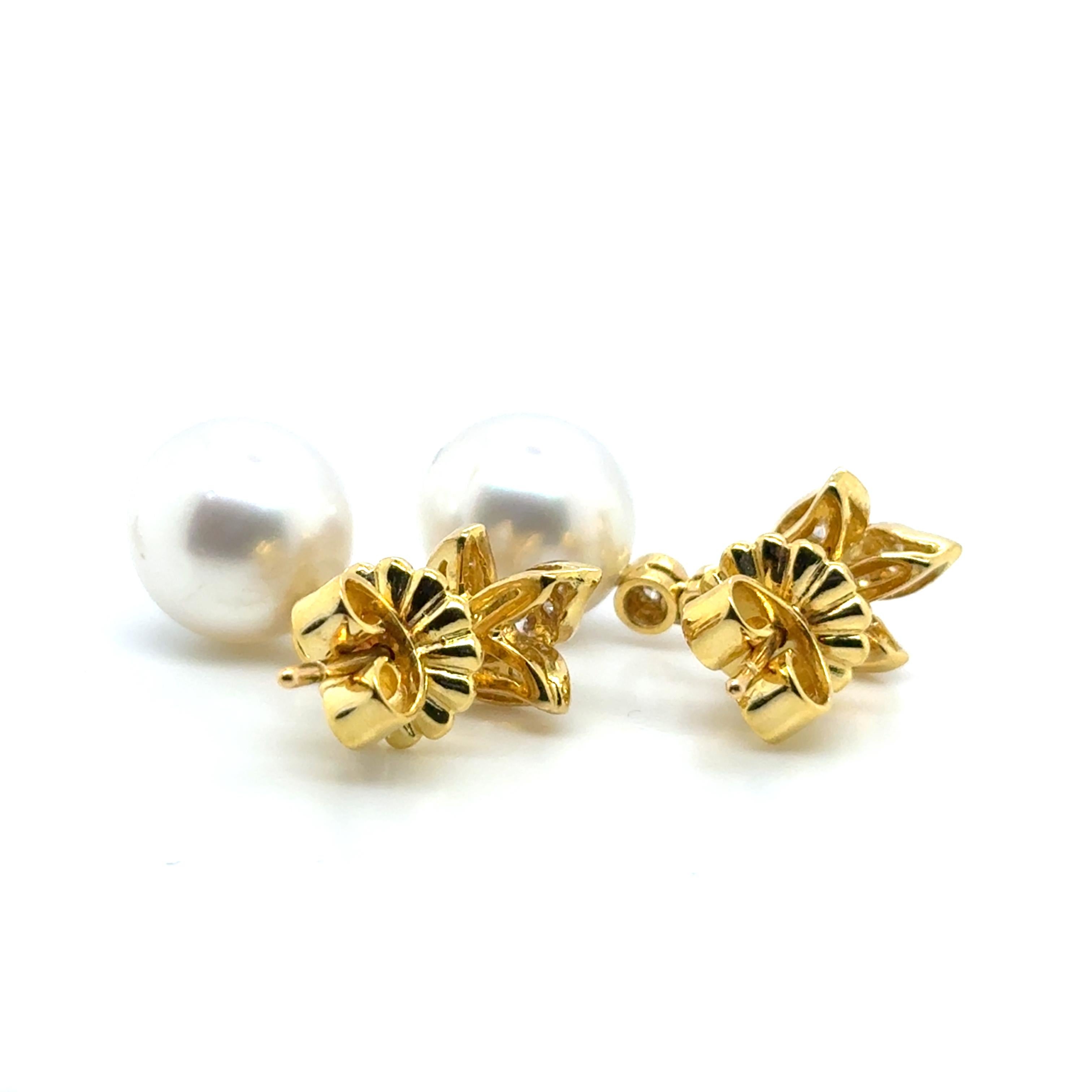 Contemporaneo Orecchini con diamanti a goccia con perle dei mari del sud in oro giallo 18k in vendita