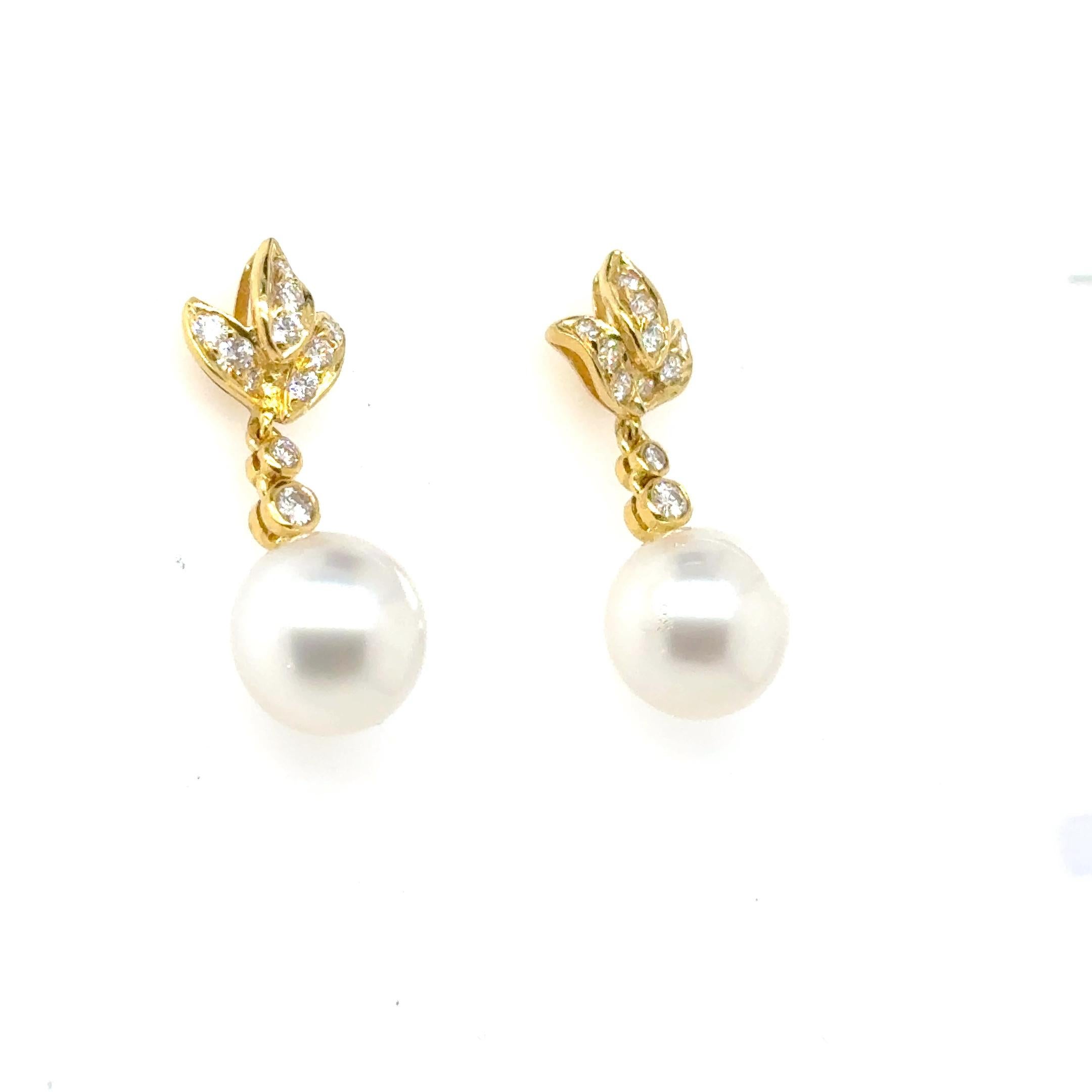 Grezzo Orecchini con diamanti a goccia con perle dei mari del sud in oro giallo 18k in vendita