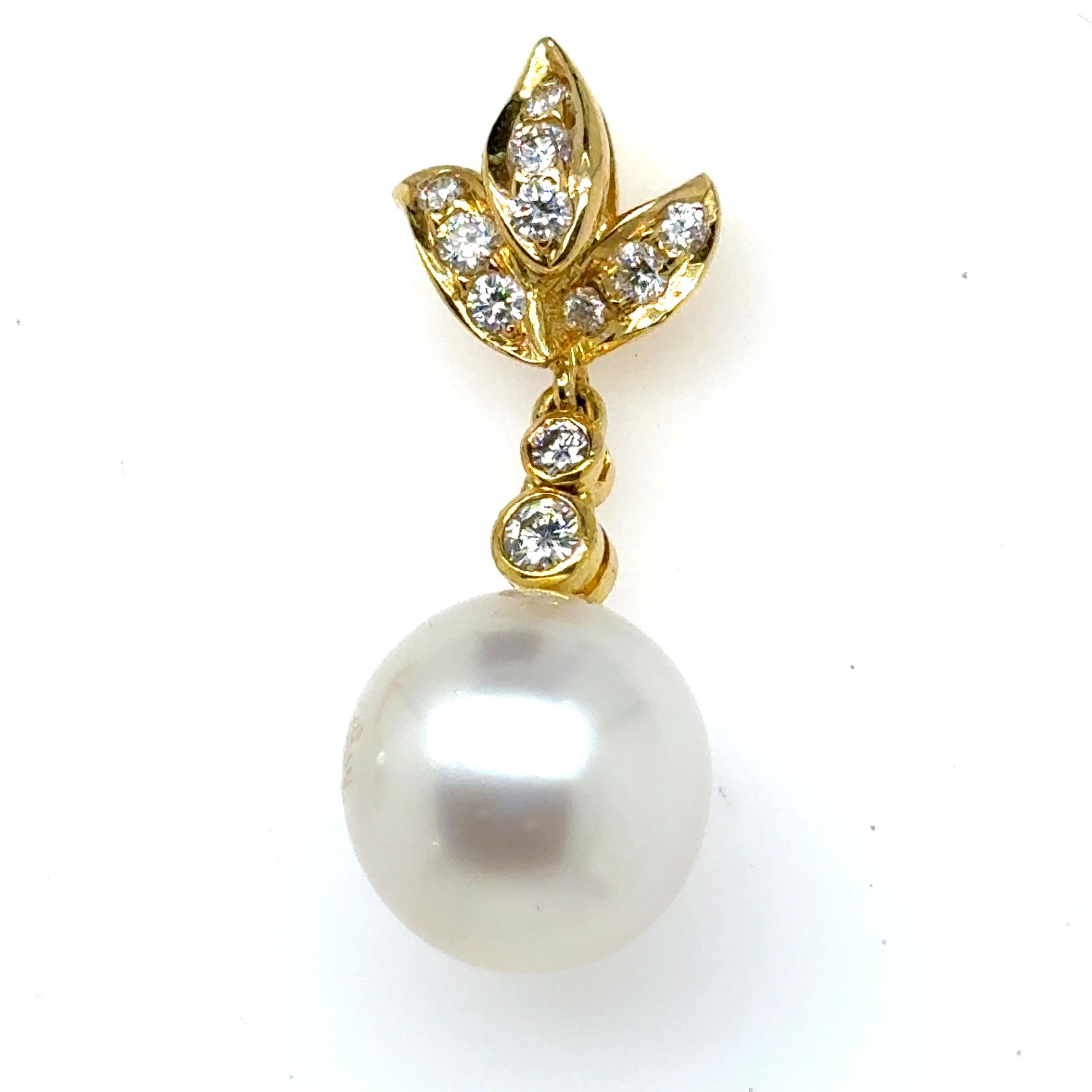 Orecchini con diamanti a goccia con perle dei mari del sud in oro giallo 18k In condizioni Nuovo in vendita a Hong Kong, HK