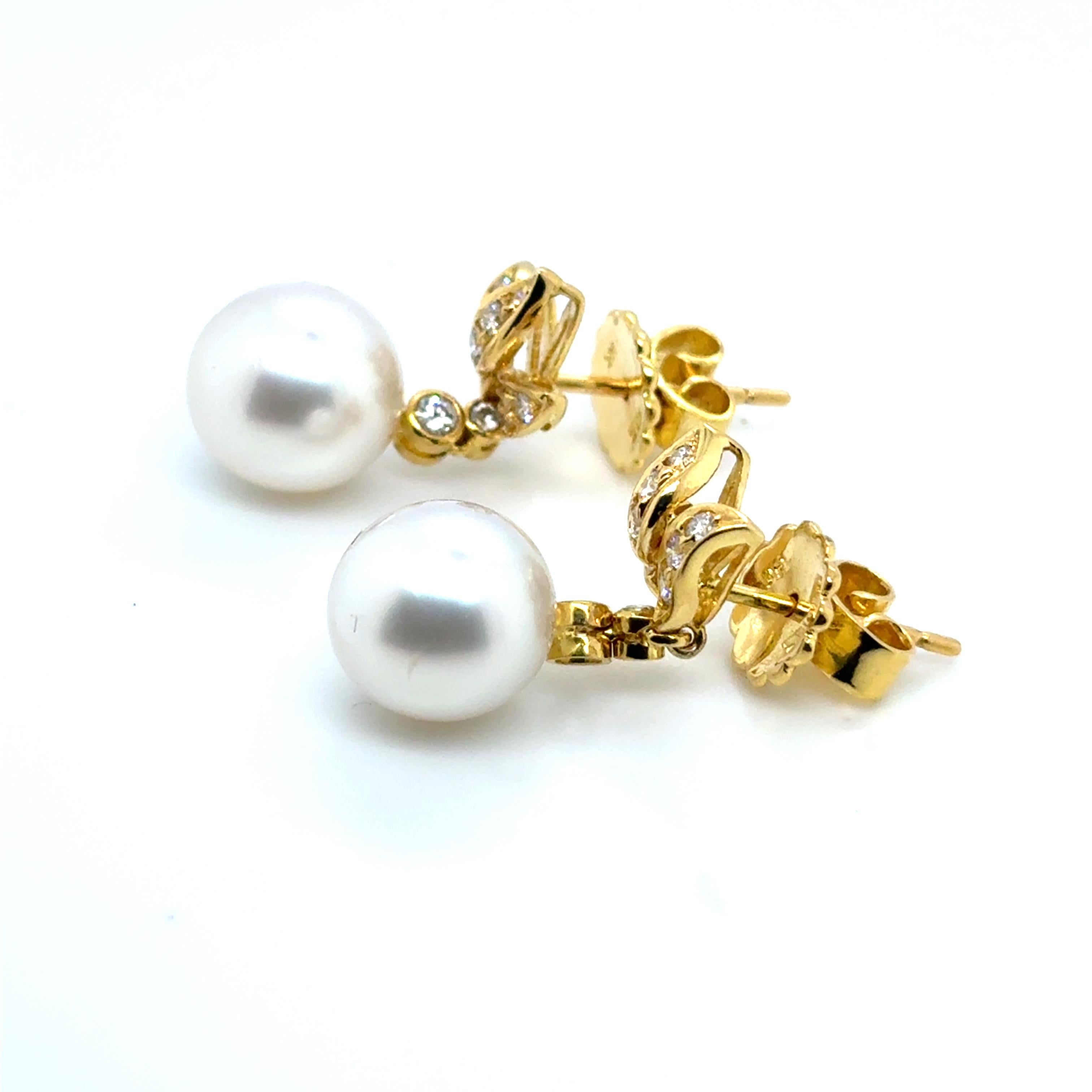 Donna Orecchini con diamanti a goccia con perle dei mari del sud in oro giallo 18k in vendita